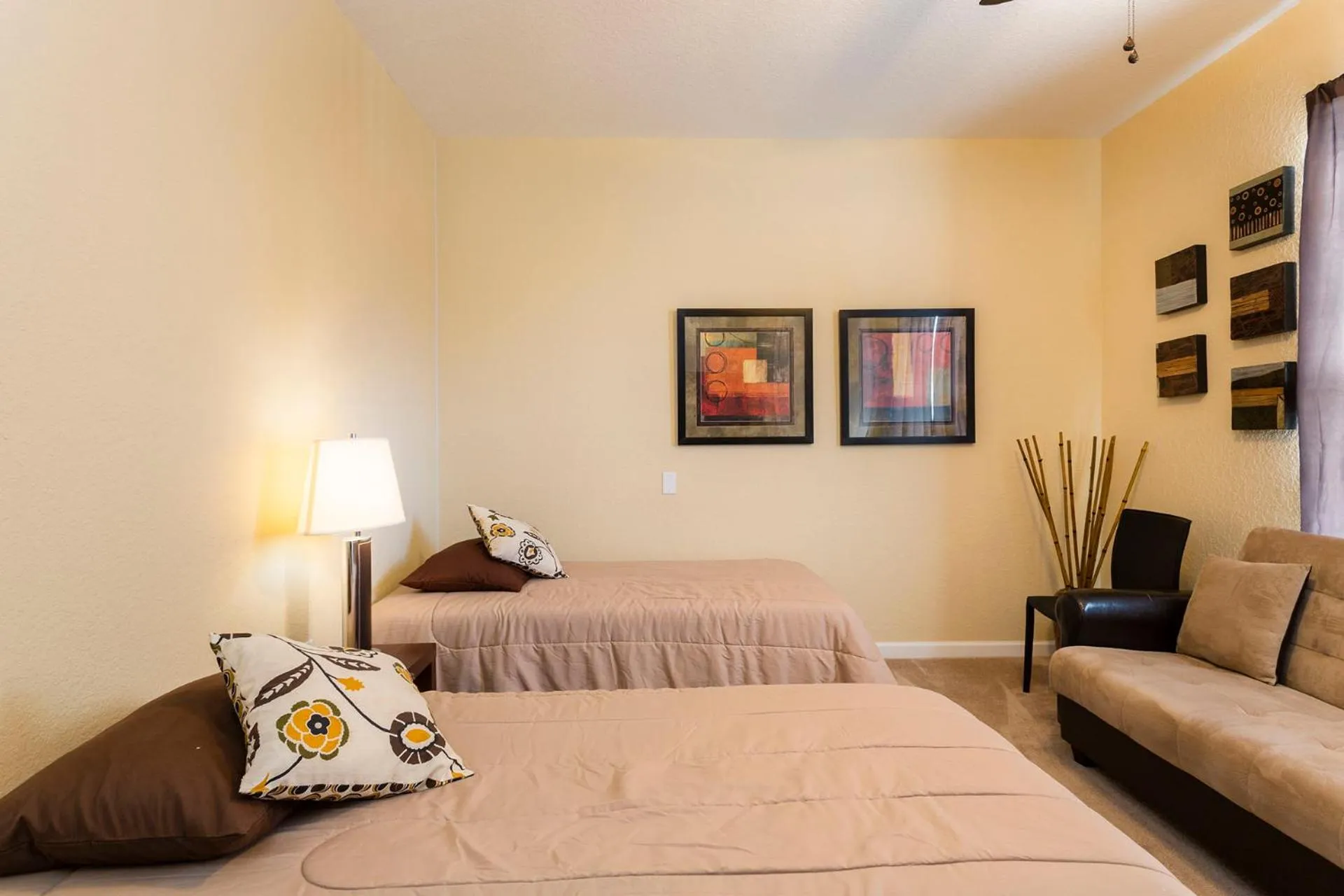 Bed in 4Br 2Bath Condo Balcony 5min Conv Center 2020ft