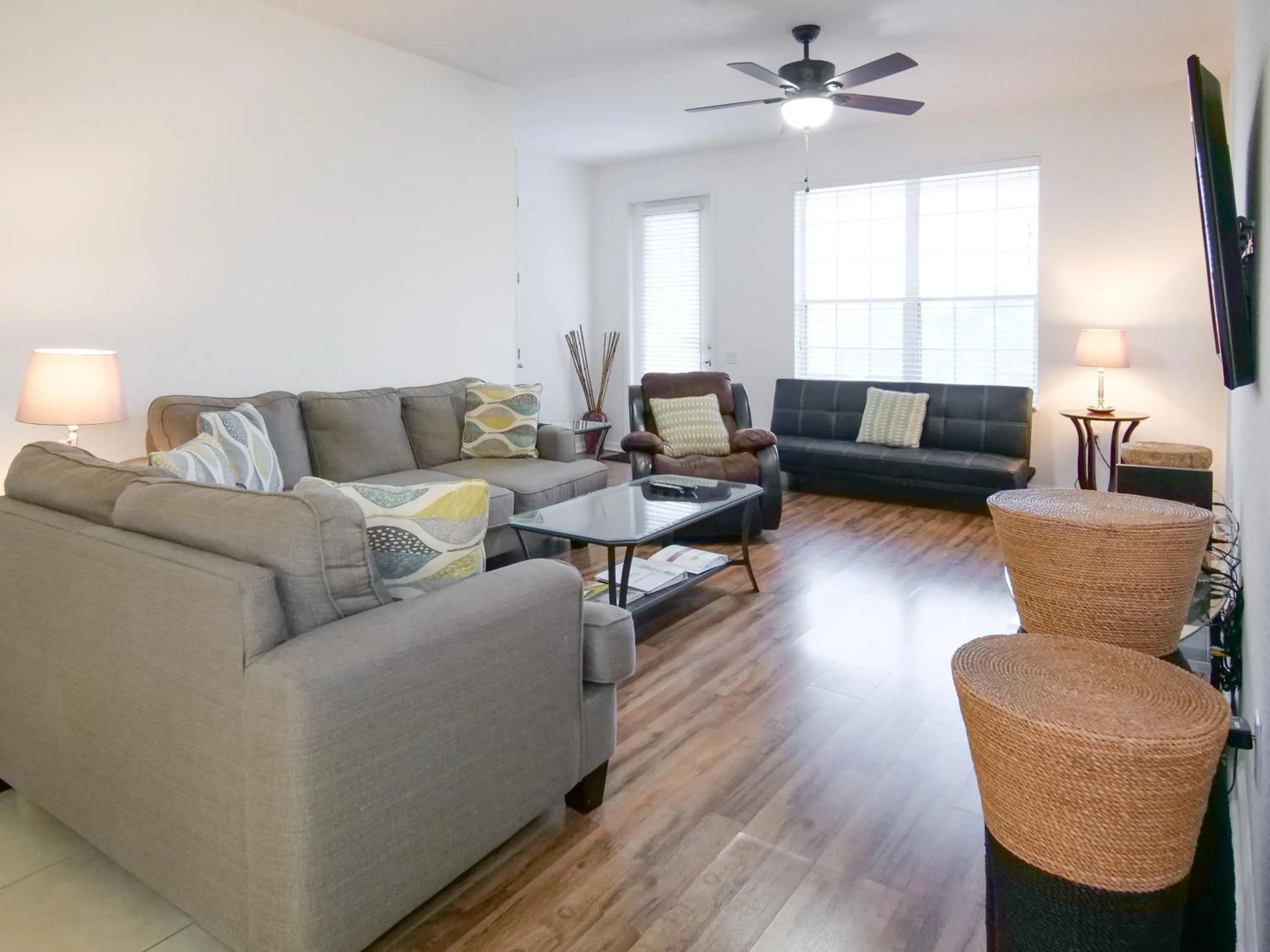 Living room in 4Br 2Bath Condo Balcony 5min Conv Center 2020ft