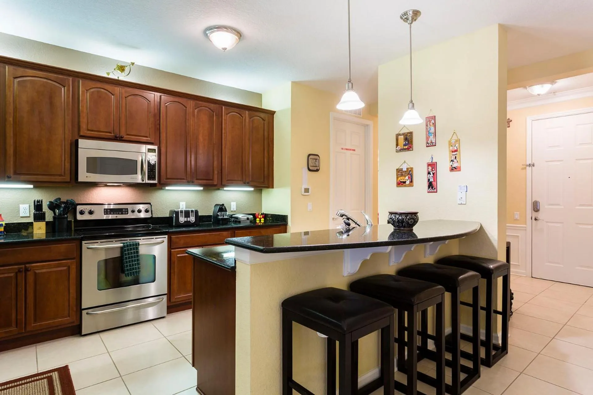 Kitchen or kitchenette in 4Br 2Bath Condo Balcony 5min Conv Center 2020ft
