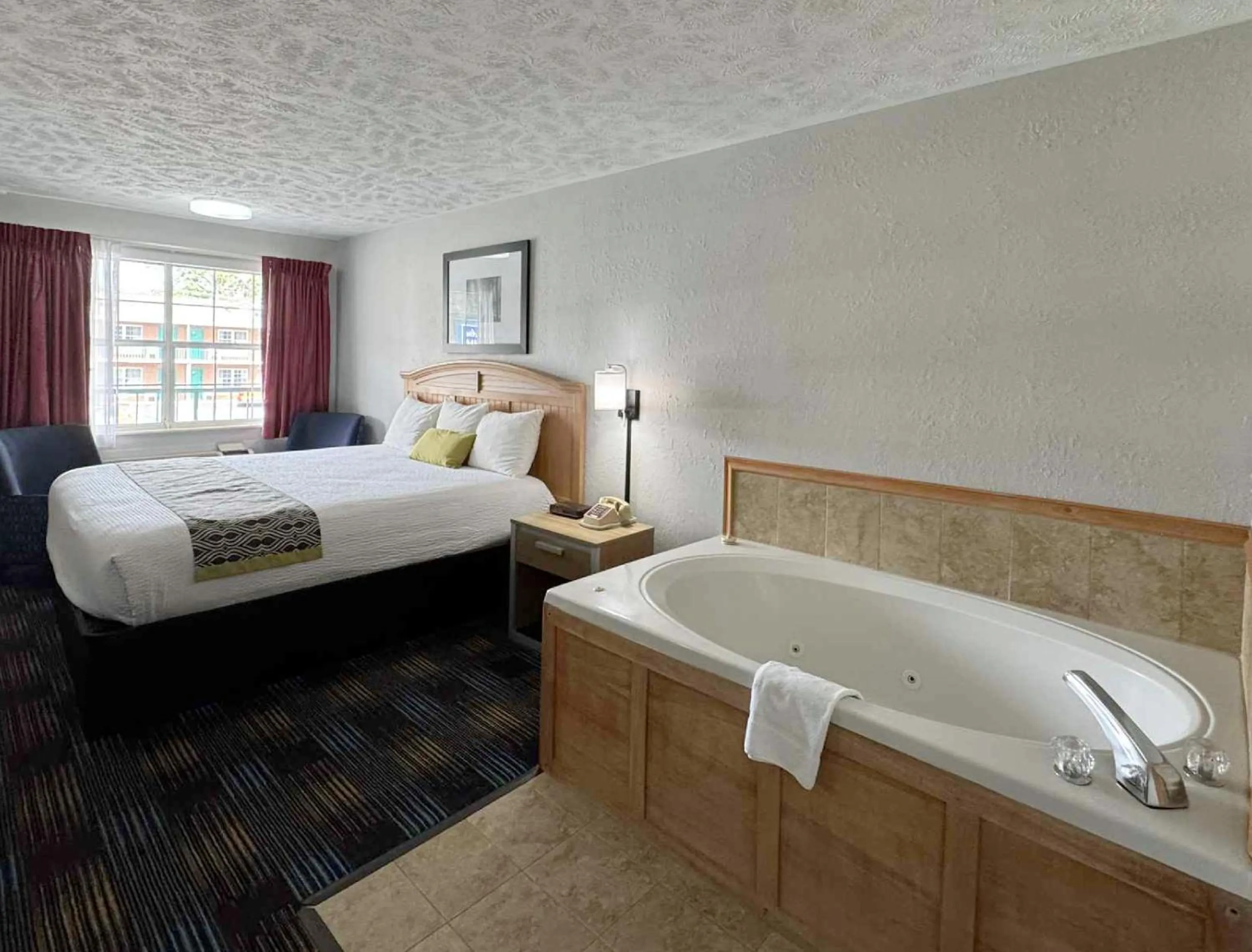 Photo of the whole room, Bed in Mountain Aire Inn Sevierville - Pigeon Forge