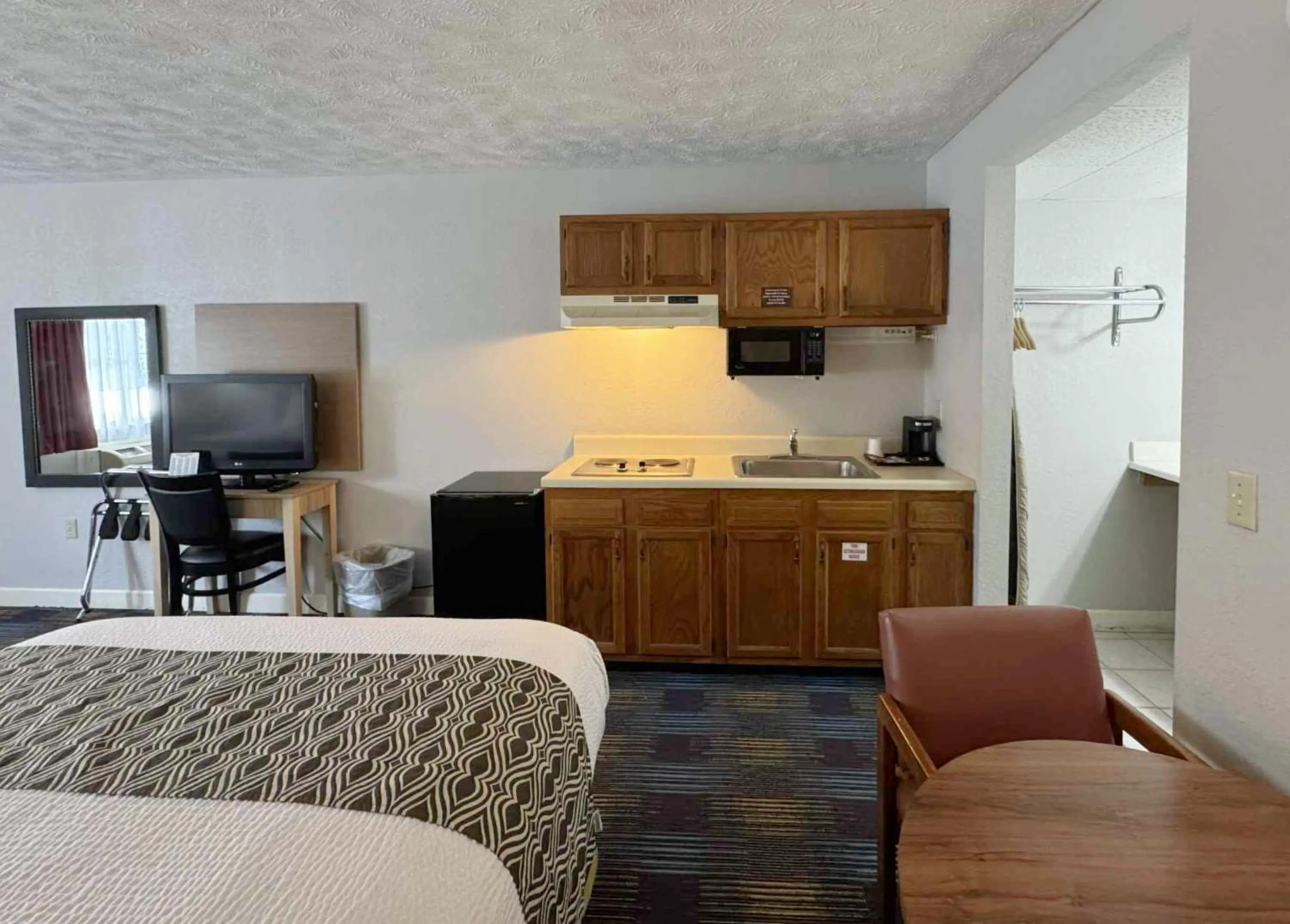 kitchen, Bed in Mountain Aire Inn Sevierville - Pigeon Forge