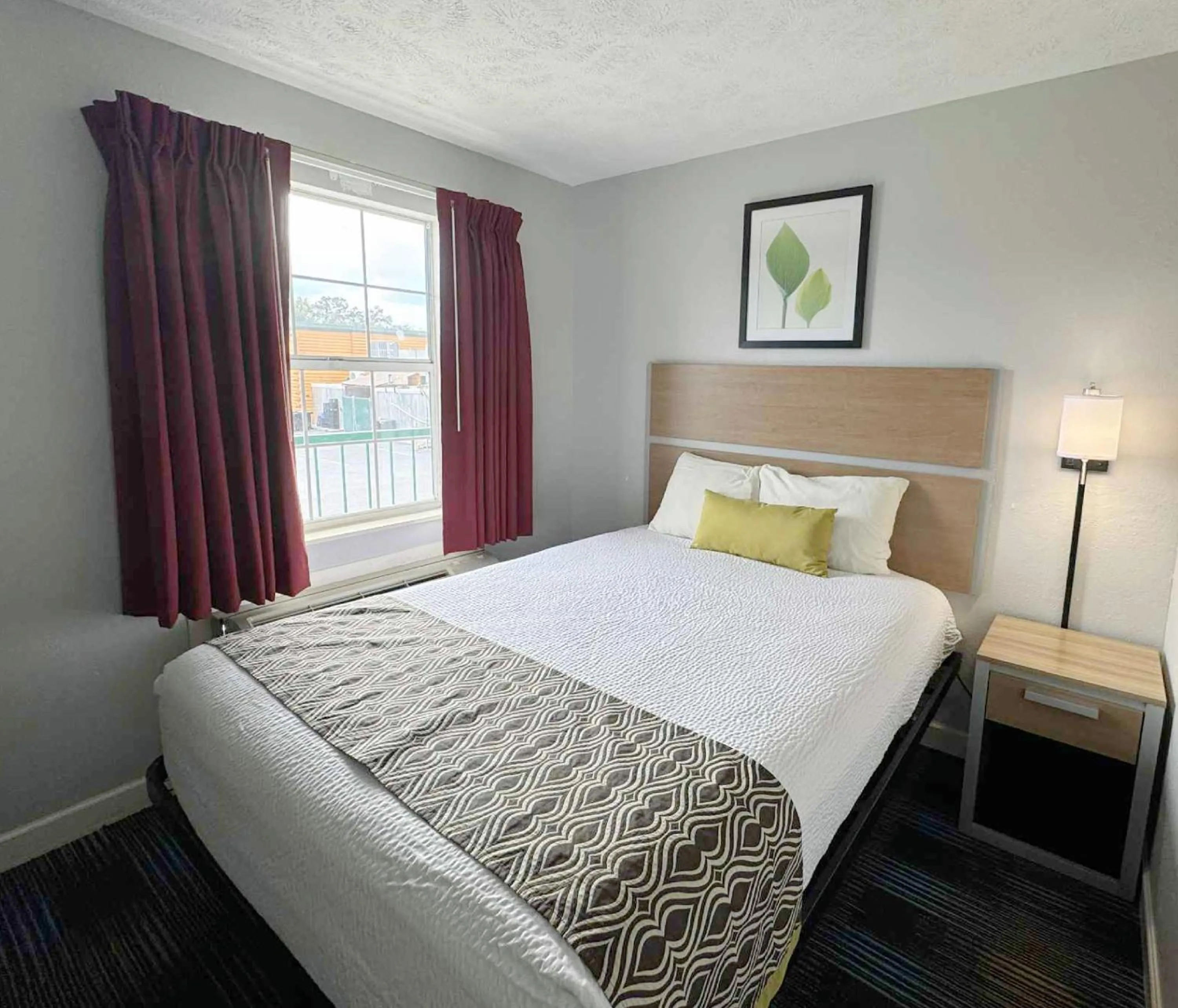 Bedroom, Bed in Mountain Aire Inn Sevierville - Pigeon Forge