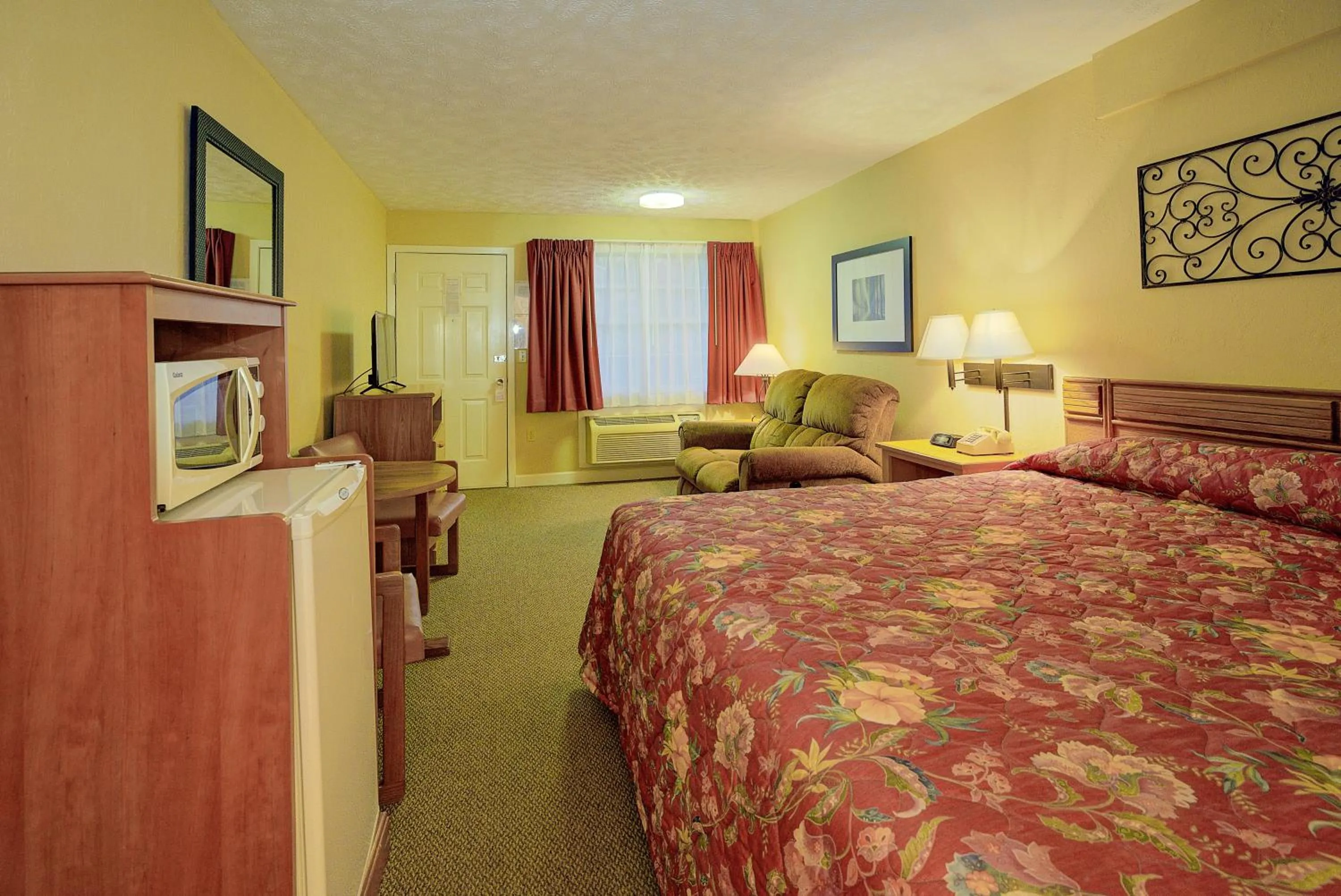King Room in Mountain Aire Inn Sevierville - Pigeon Forge