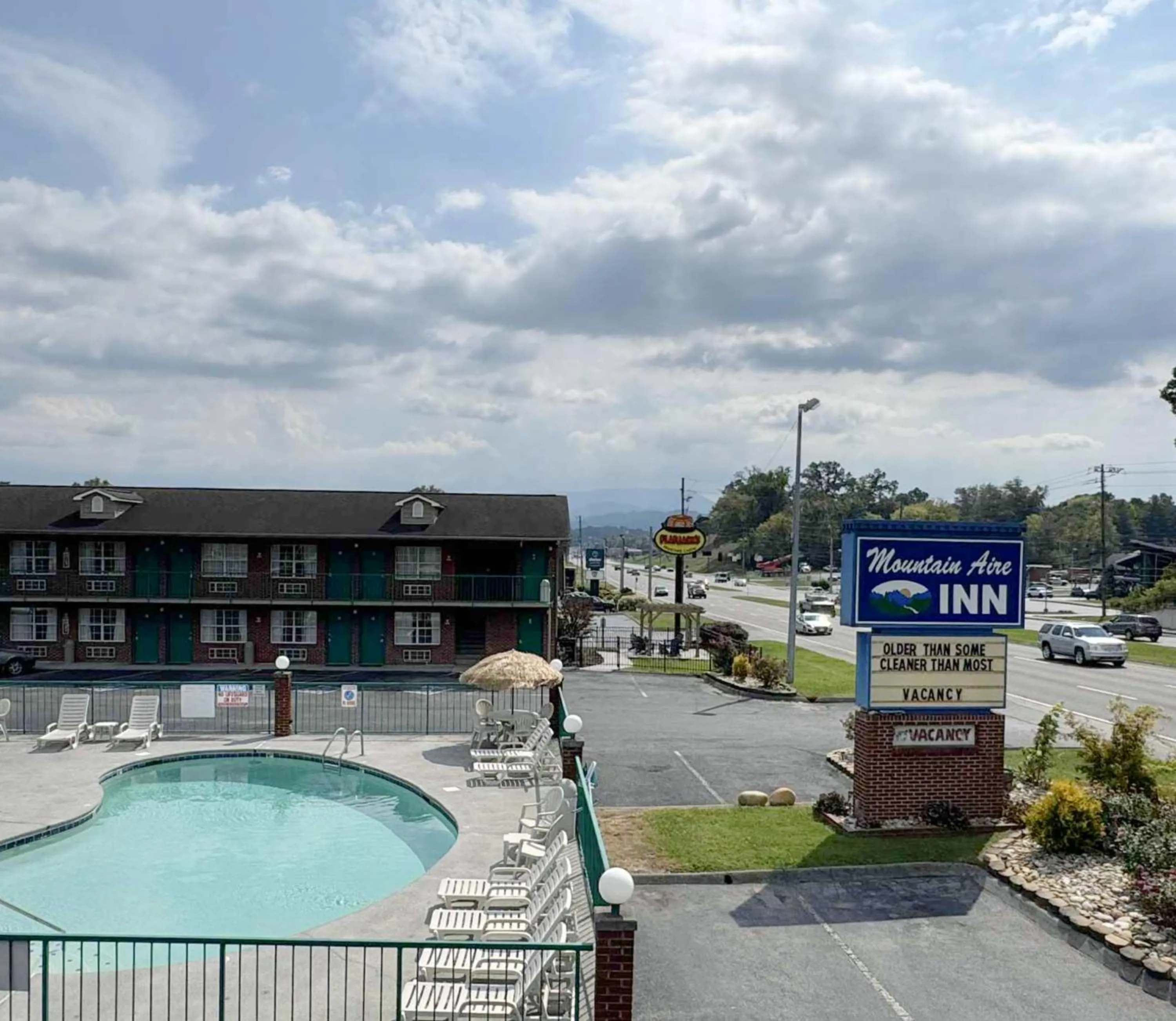 Facade/entrance in Mountain Aire Inn Sevierville - Pigeon Forge
