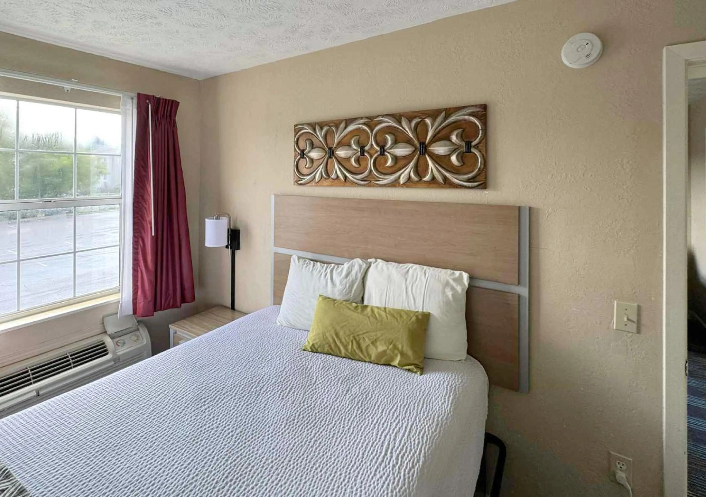 Bedroom, Bed in Mountain Aire Inn Sevierville - Pigeon Forge