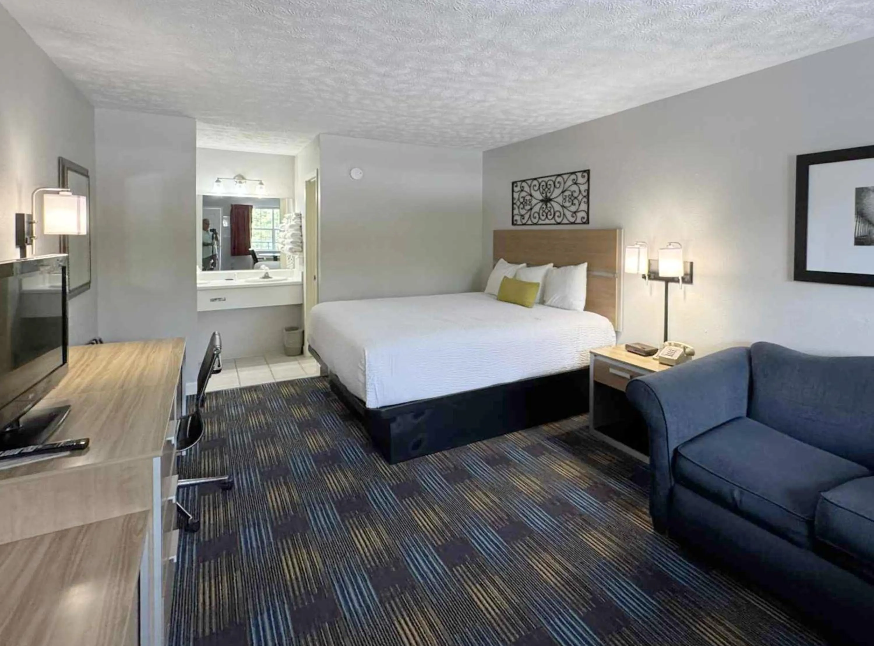 Photo of the whole room, Bed in Mountain Aire Inn Sevierville - Pigeon Forge