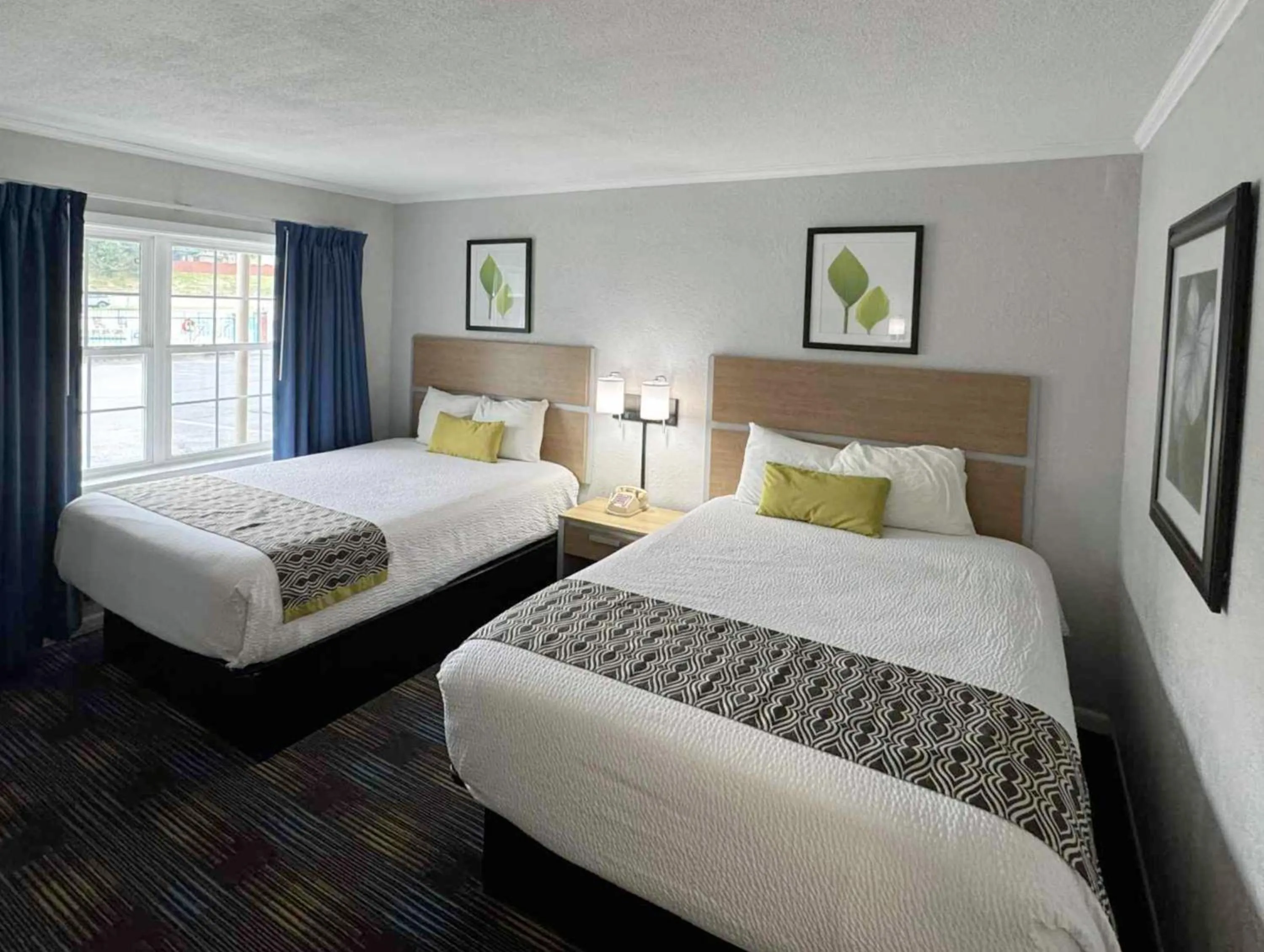 Photo of the whole room, Bed in Mountain Aire Inn Sevierville - Pigeon Forge