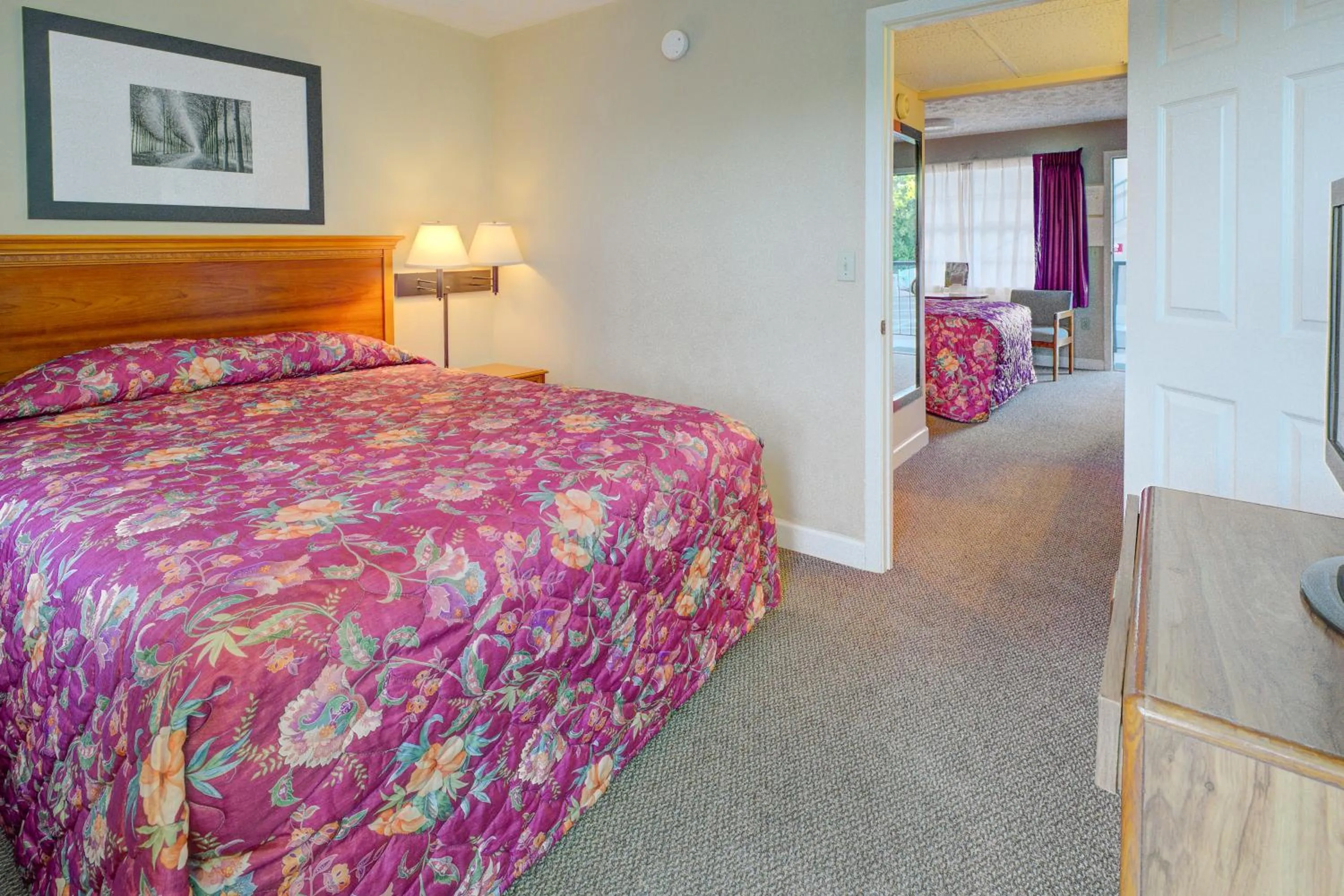 Deluxe Queen Room in Mountain Aire Inn Sevierville - Pigeon Forge