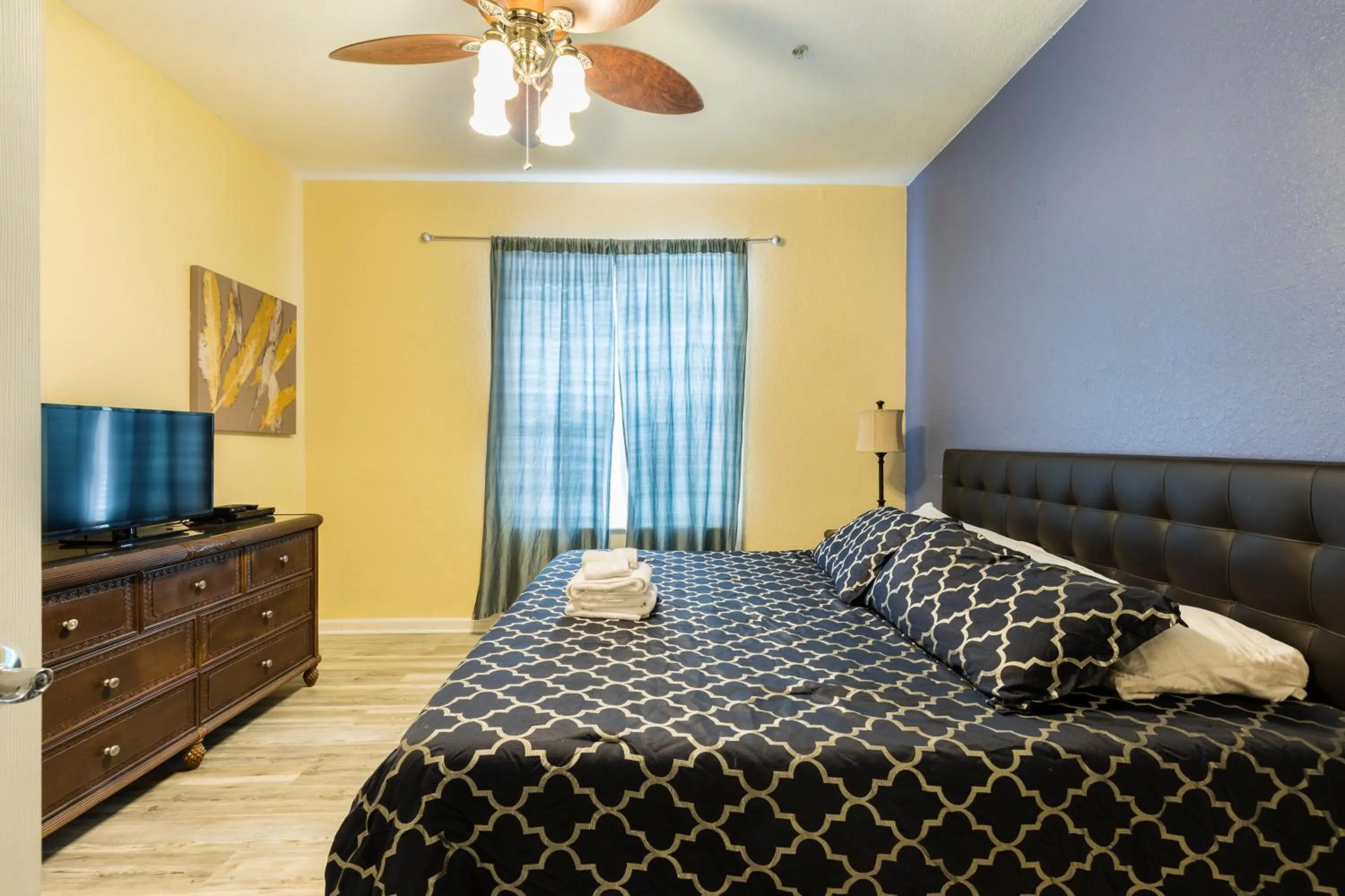 Bed in Renovated 4Br Condo 5min Conv Center