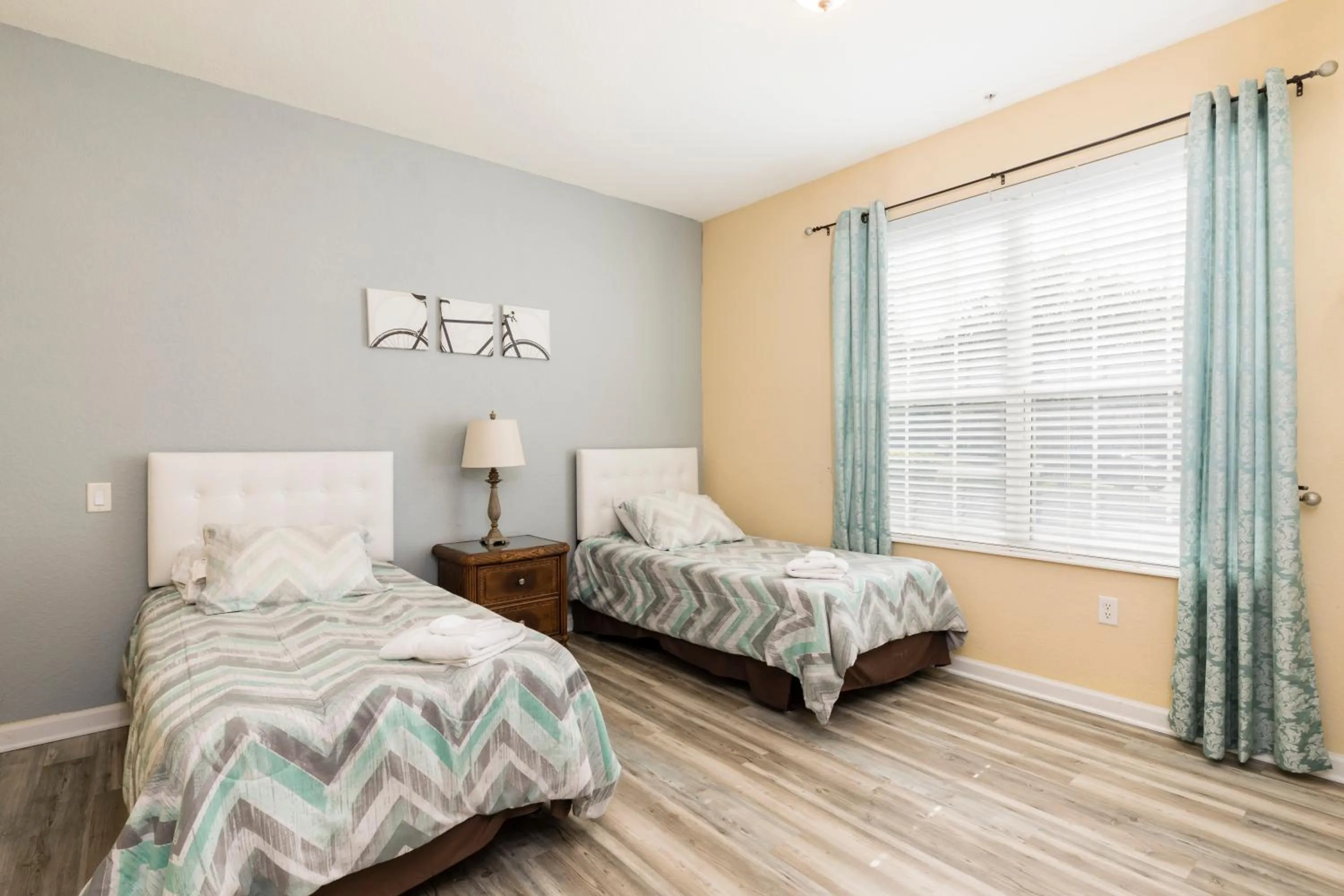 Bed in Renovated 4Br Condo 5min Conv Center