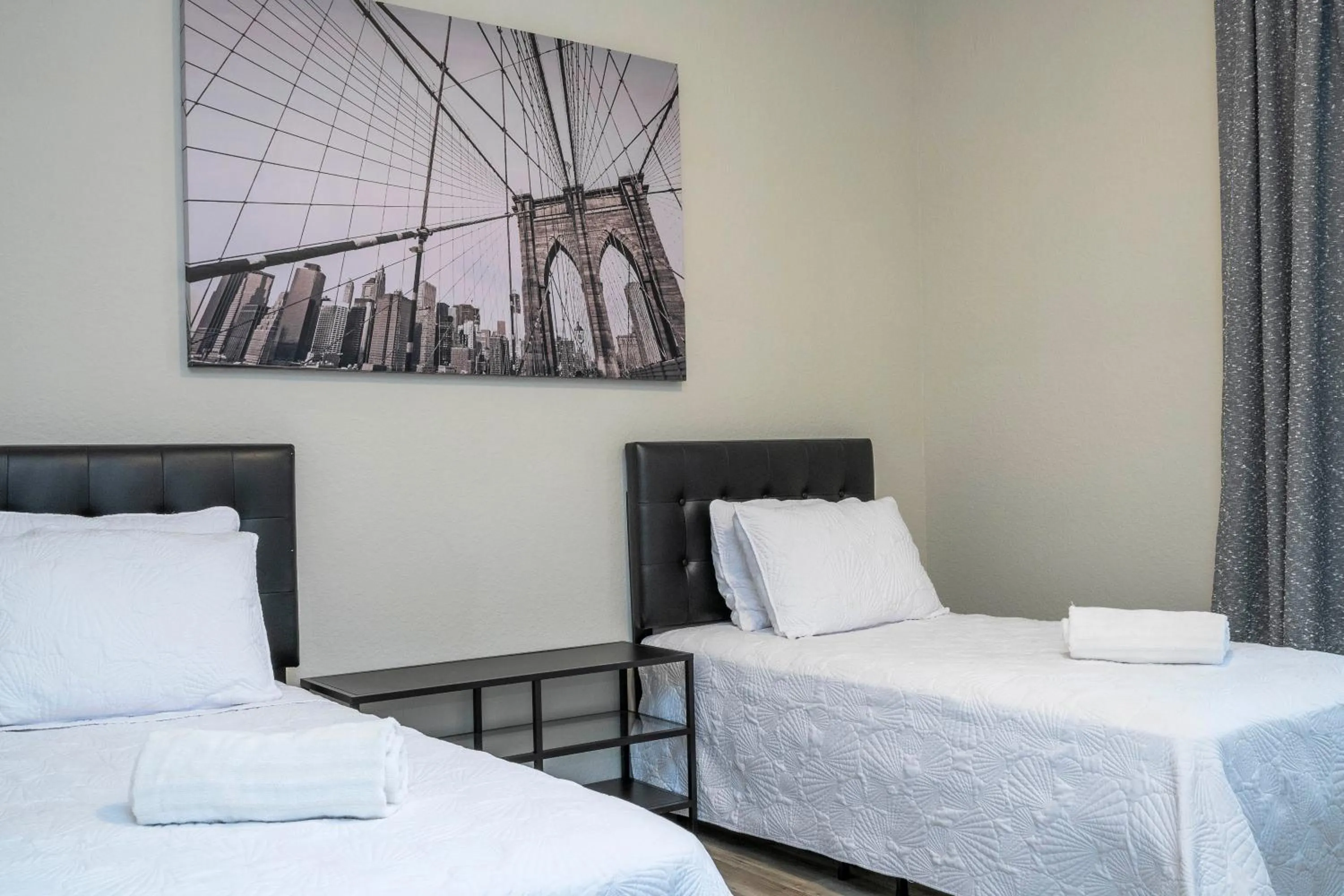 Bed in Renovated 4Br Condo 5min Conv Center