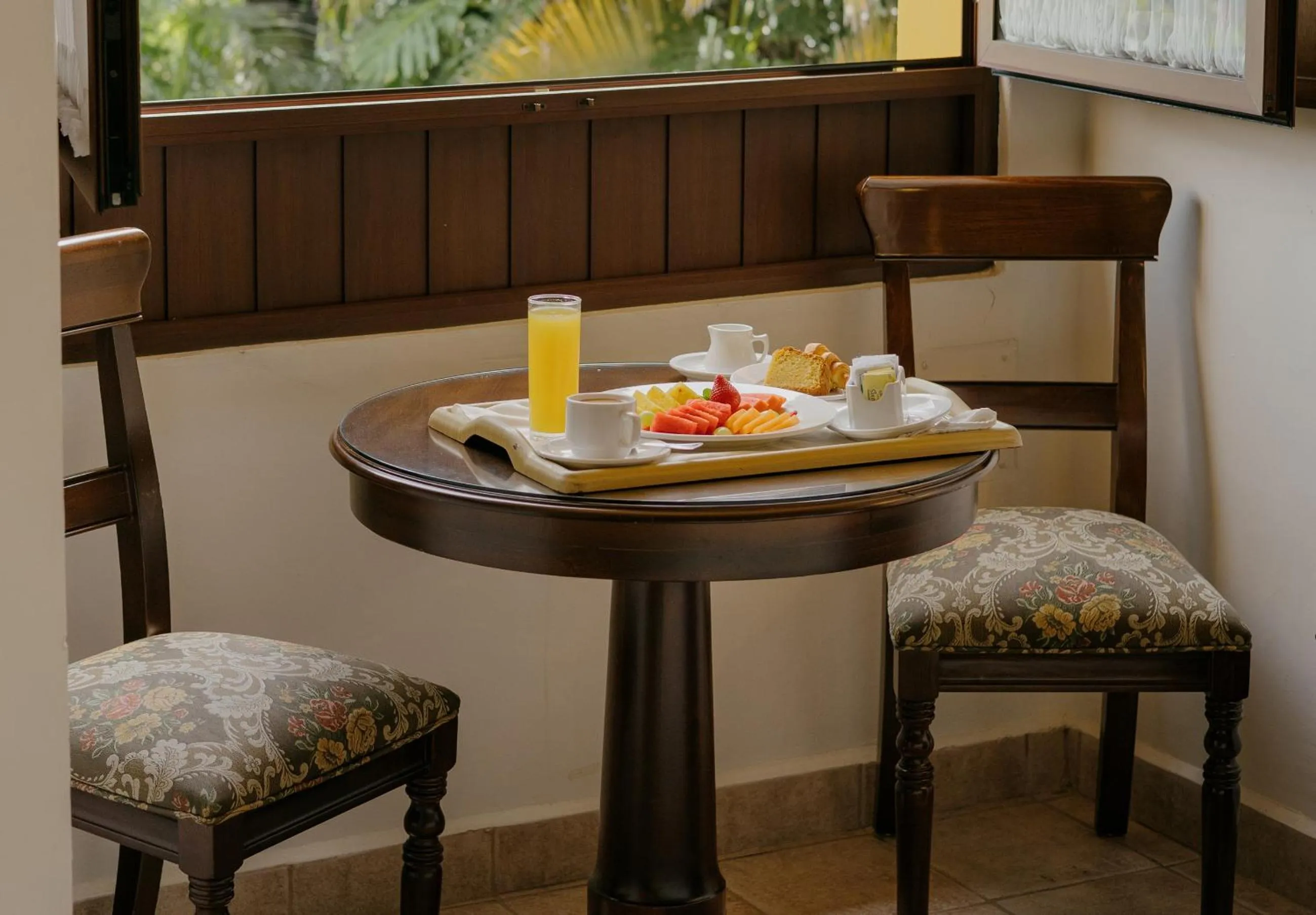 room service in Hotel Hacienda Los Laureles