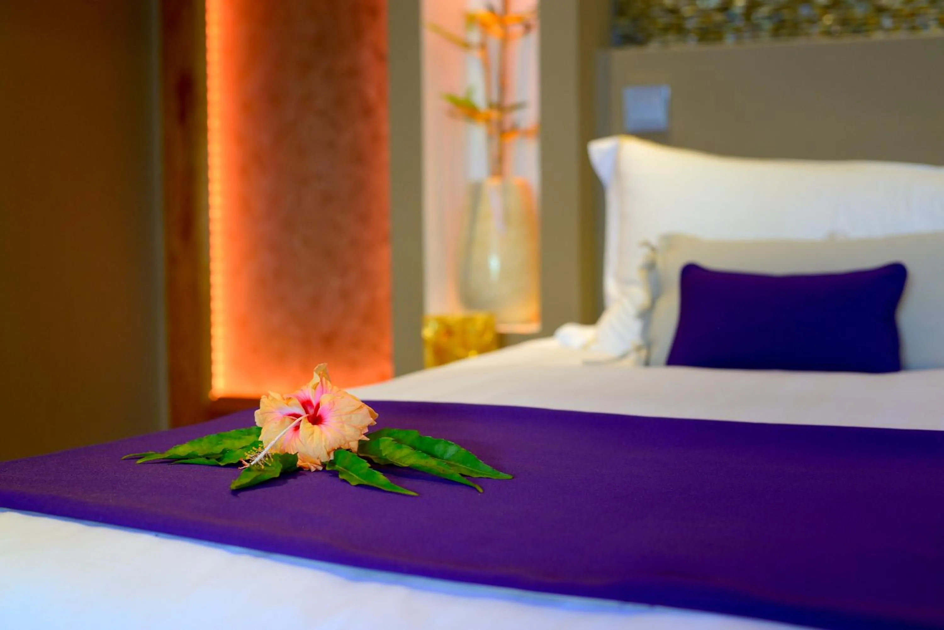 Bed in Le Domaine de L'Orangeraie Resort and Spa