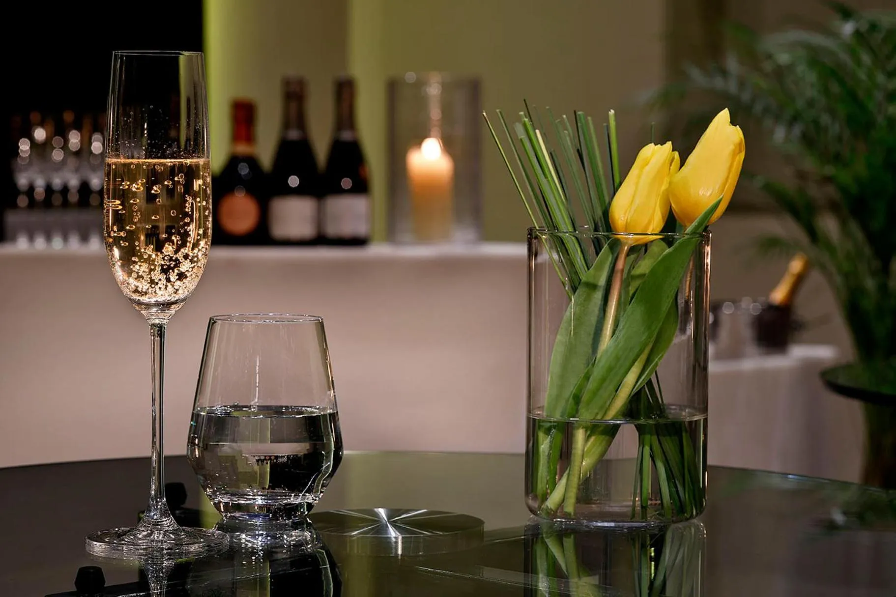 Lounge or bar in voco Royalty Puebla Downtown by IHG