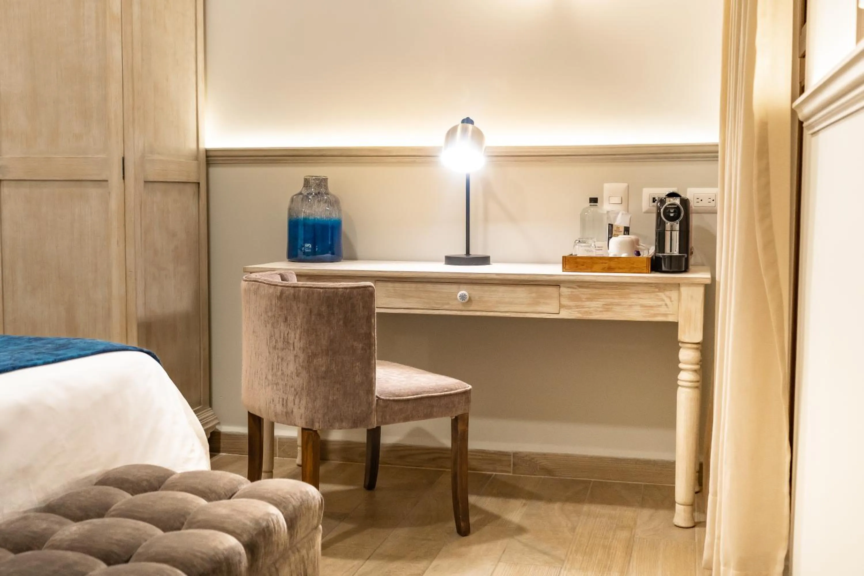 Photo of the whole room, Bed in voco Royalty Puebla Downtown by IHG