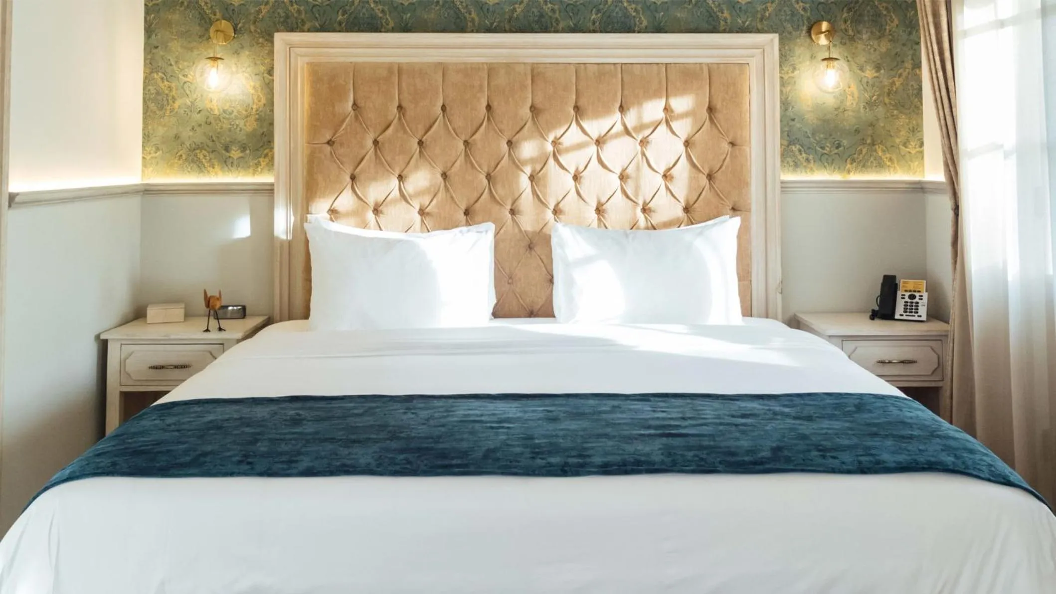 Photo of the whole room, Bed in voco Royalty Puebla Downtown by IHG