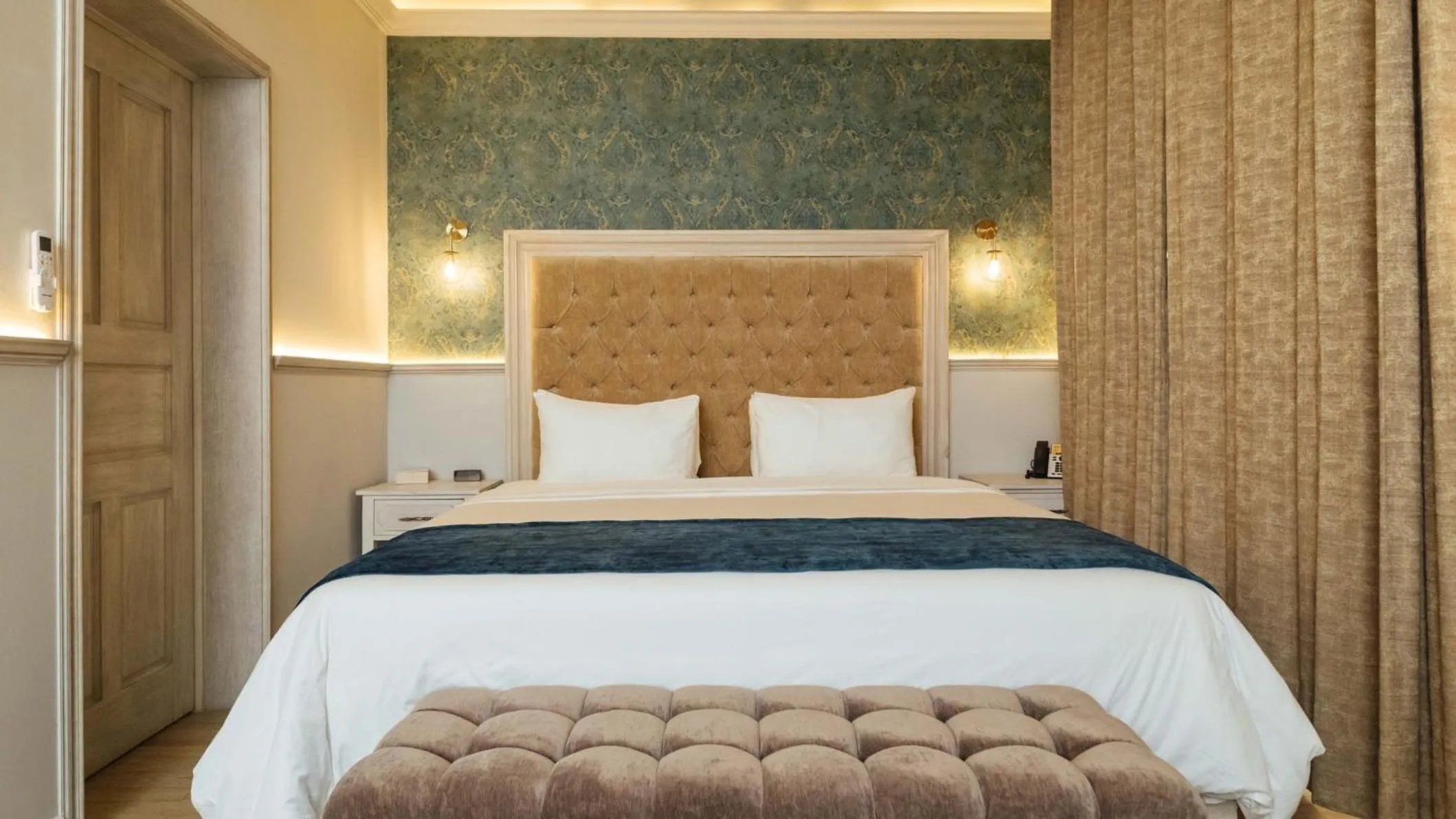 Photo of the whole room, Bed in voco Royalty Puebla Downtown by IHG