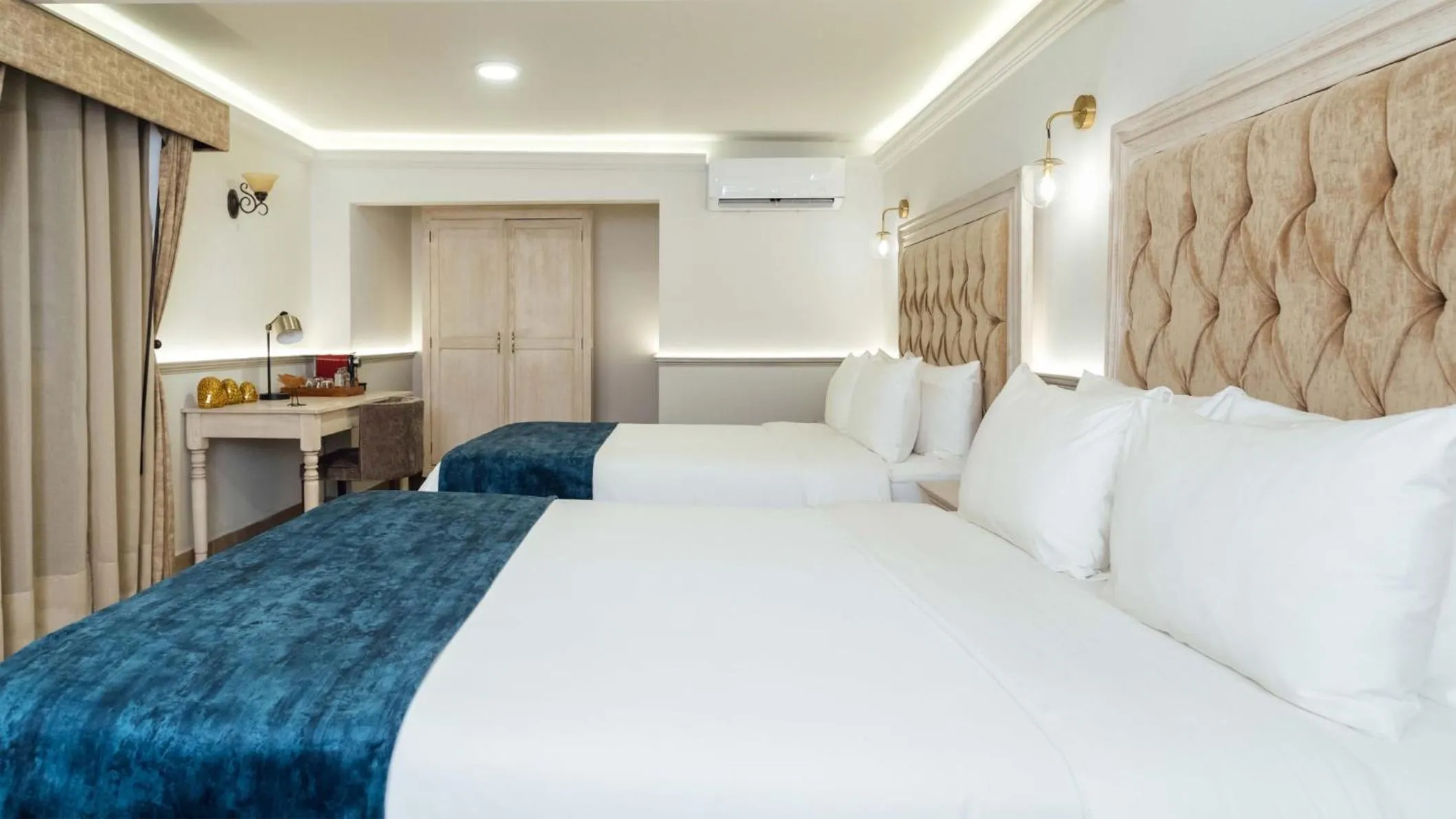 Photo of the whole room, Bed in voco Royalty Puebla Downtown by IHG