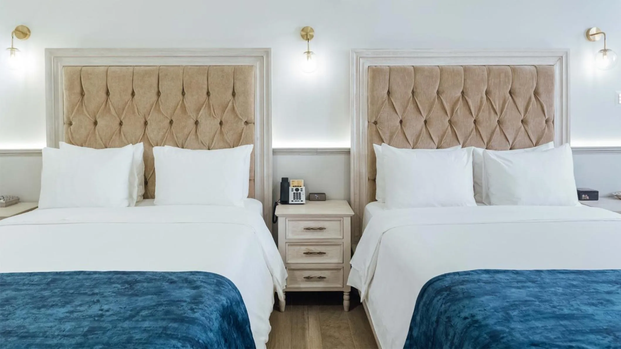 Photo of the whole room, Bed in voco Royalty Puebla Downtown by IHG