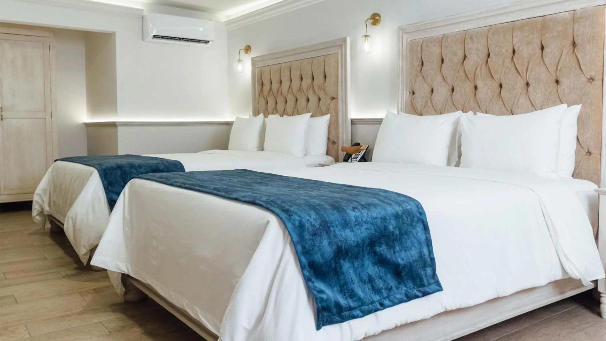 Photo of the whole room, Bed in voco Royalty Puebla Downtown by IHG