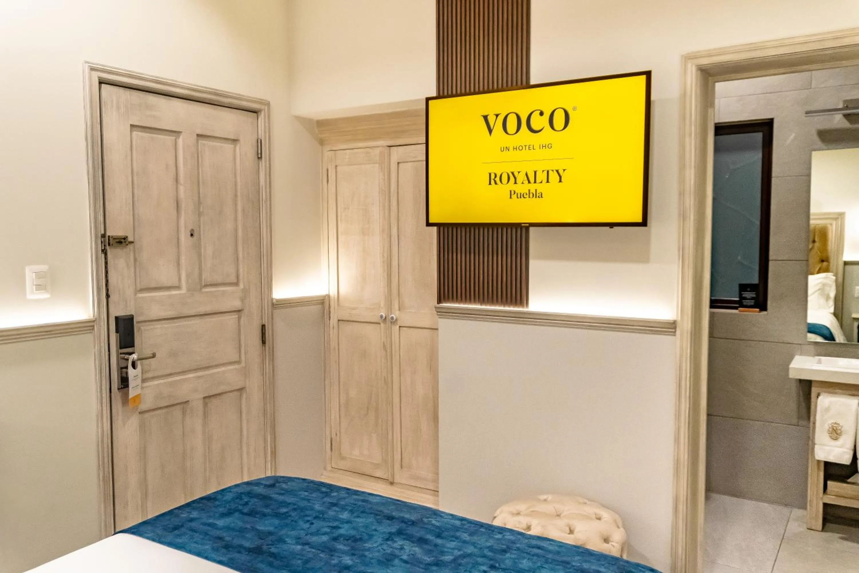 Photo of the whole room, Bed in voco Royalty Puebla Downtown by IHG