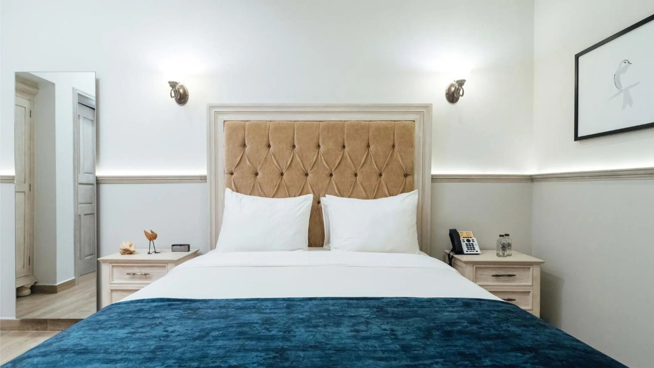 Photo of the whole room, Bed in voco Royalty Puebla Downtown by IHG