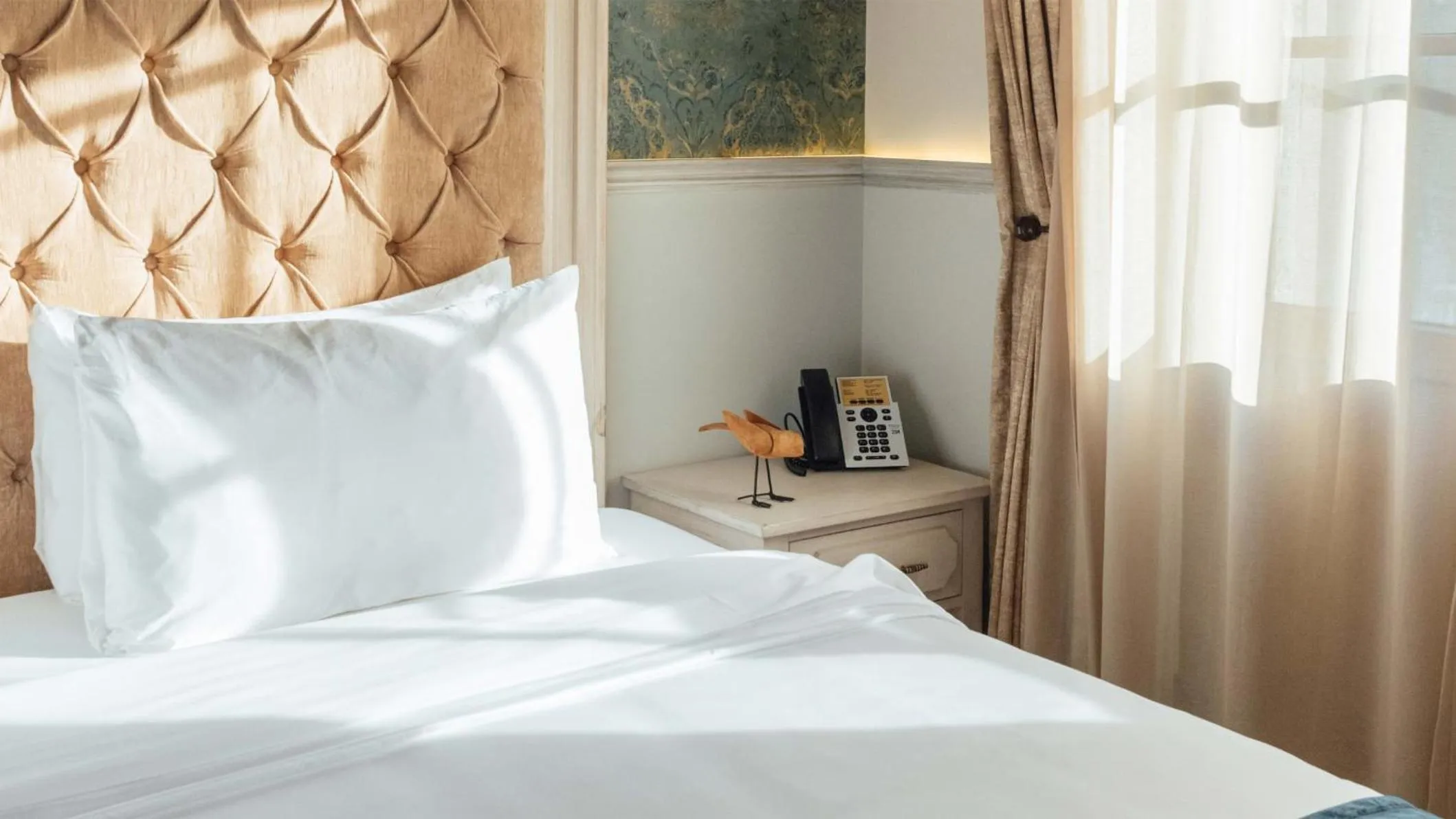 Photo of the whole room, Bed in voco Royalty Puebla Downtown by IHG