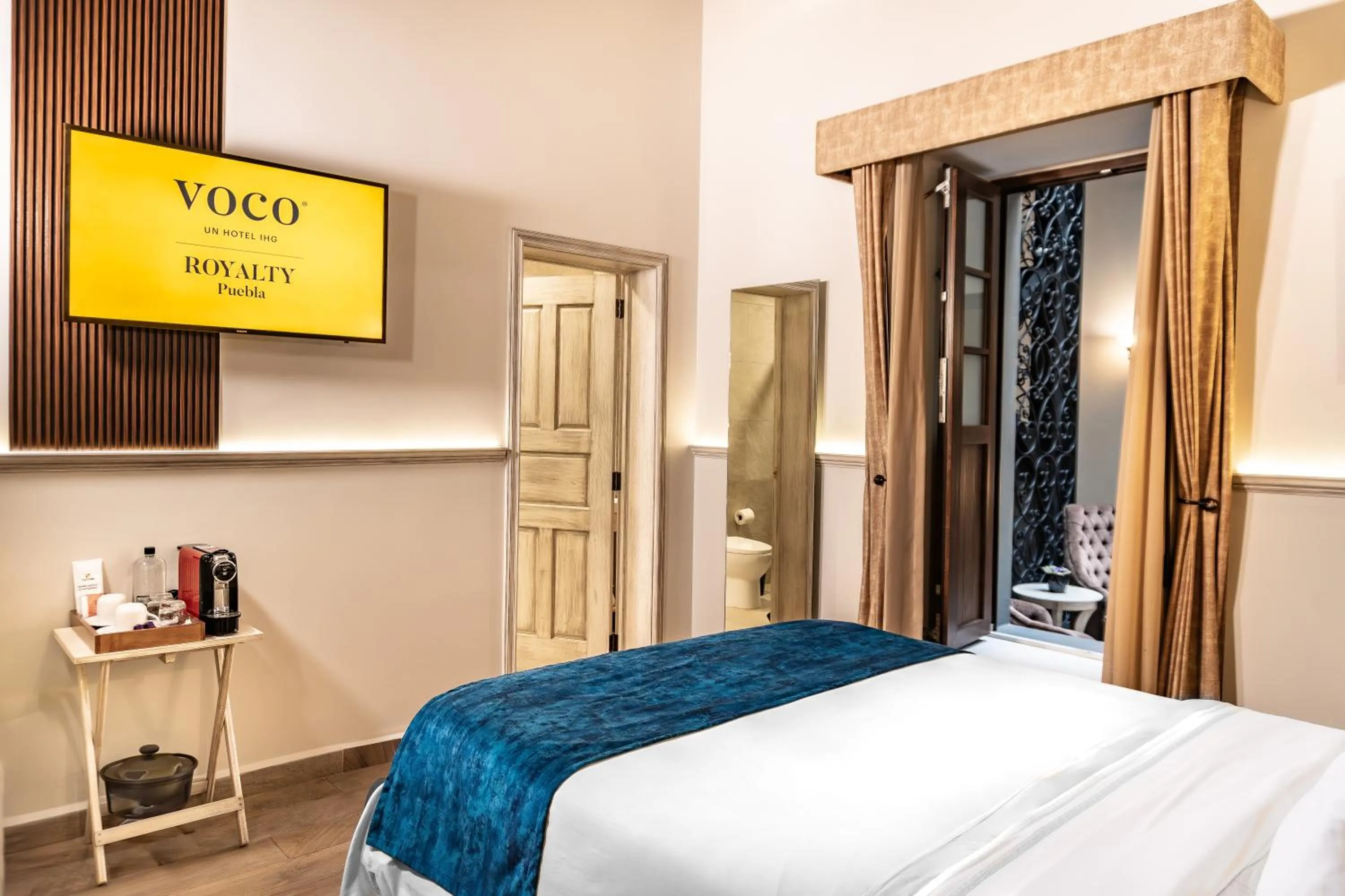 Photo of the whole room, Bed in voco Royalty Puebla Downtown by IHG