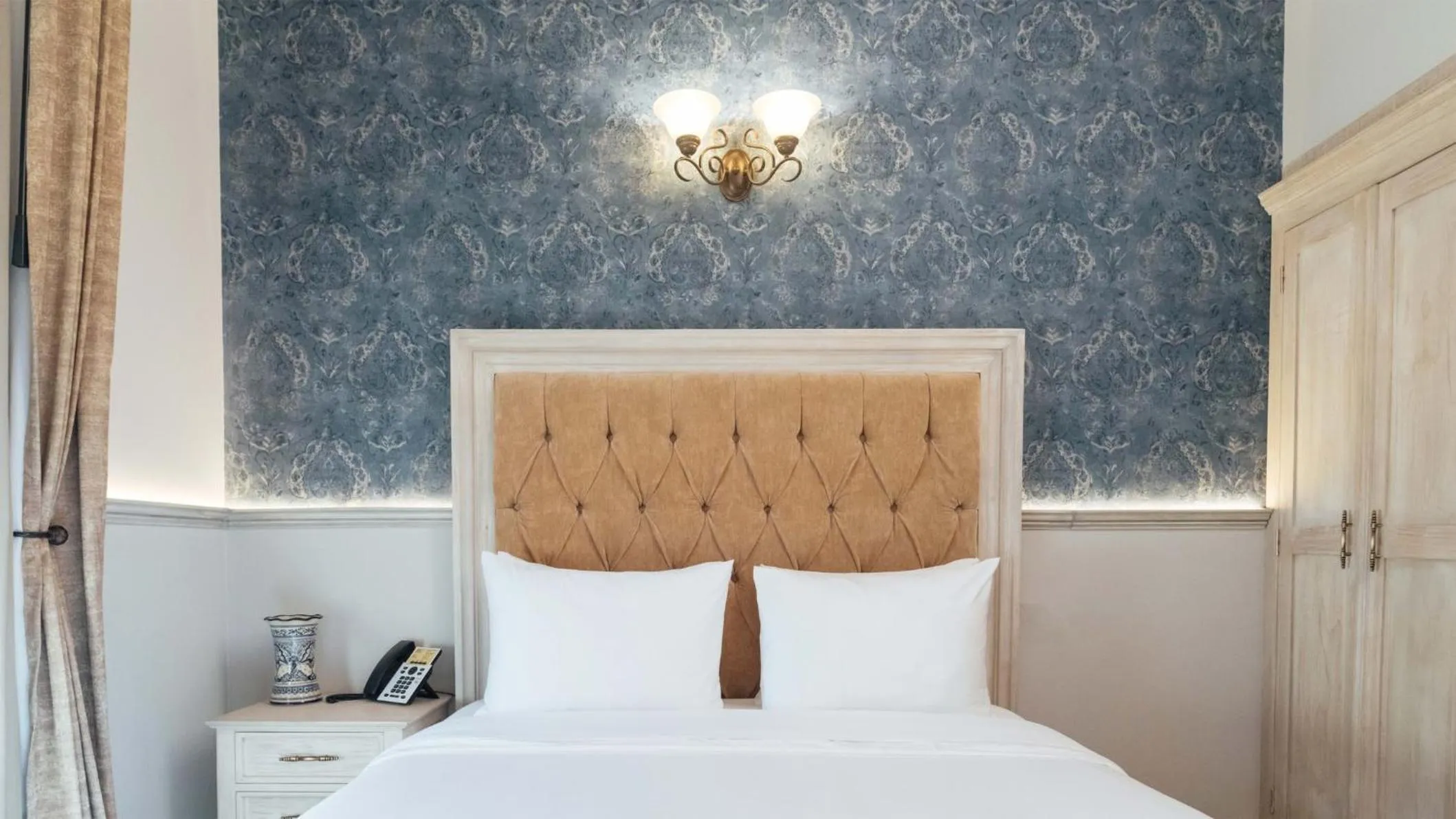 Photo of the whole room, Bed in voco Royalty Puebla Downtown by IHG