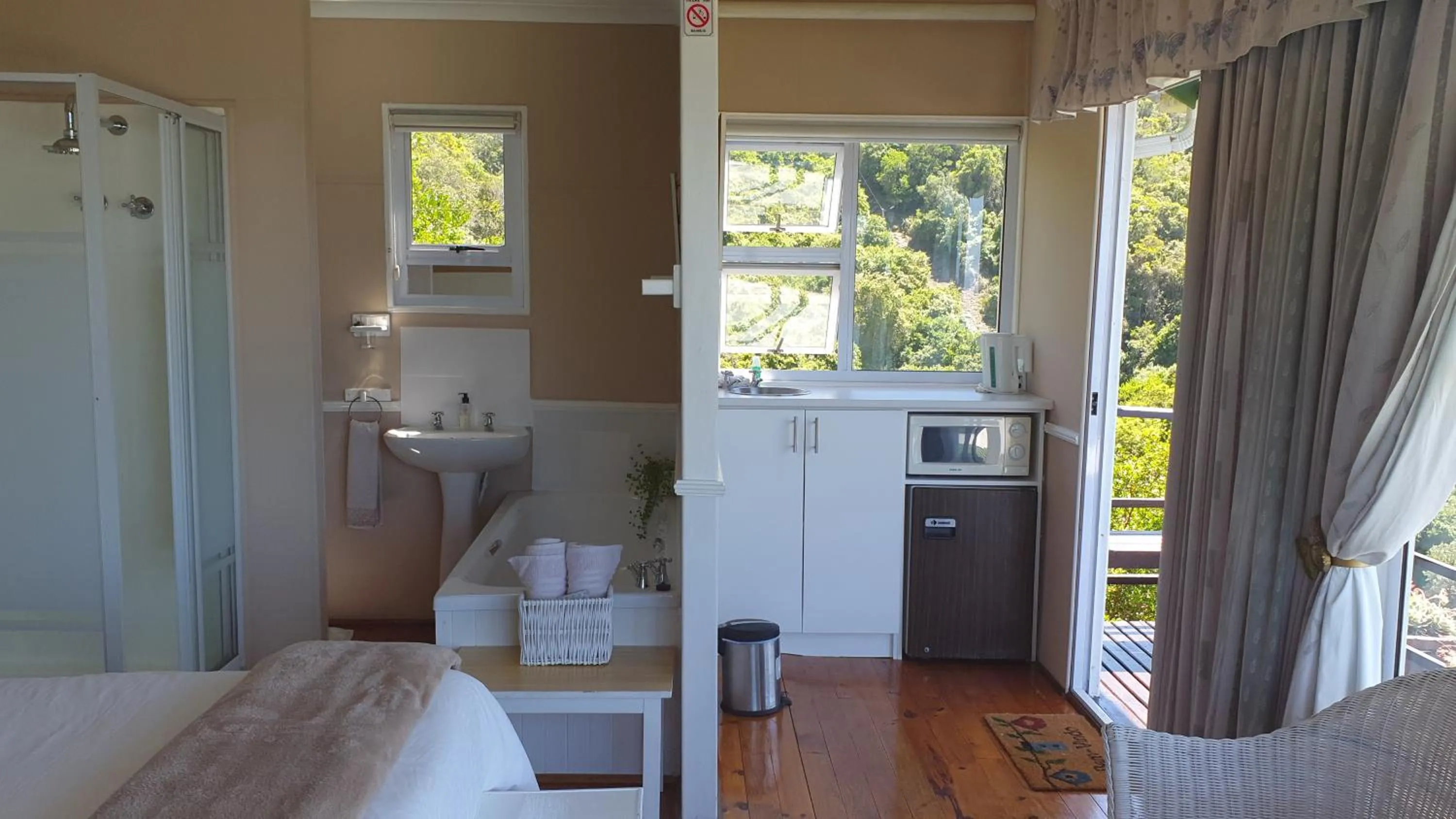 Kitchen or kitchenette, Bed in The Tops