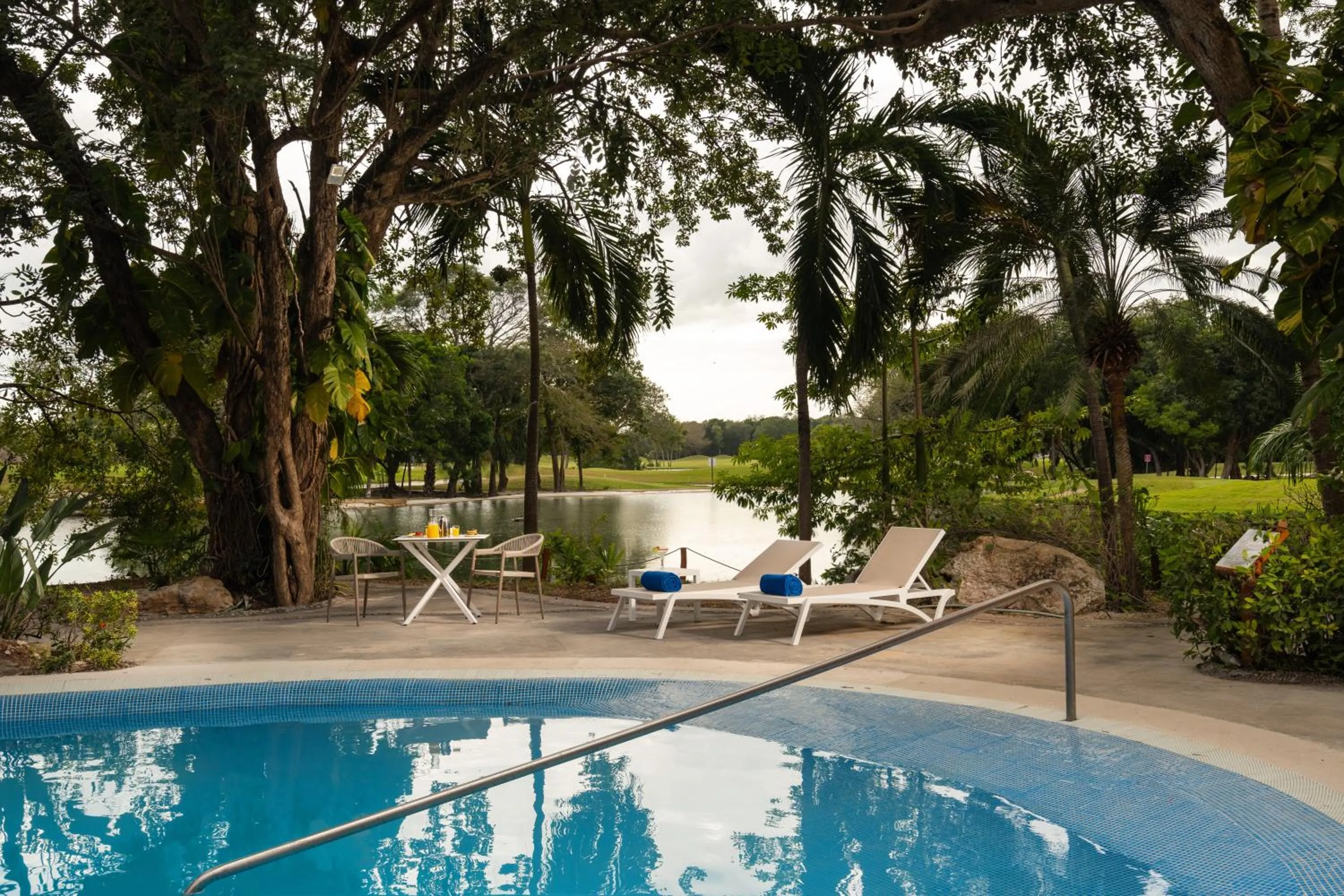 Swimming pool in Eurostars Hacienda Vista Real