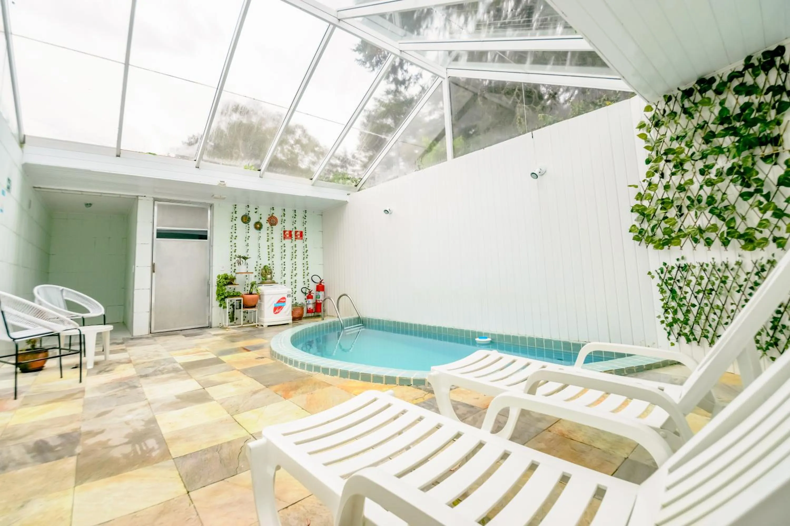 Swimming pool in Pousada Parque das Flores