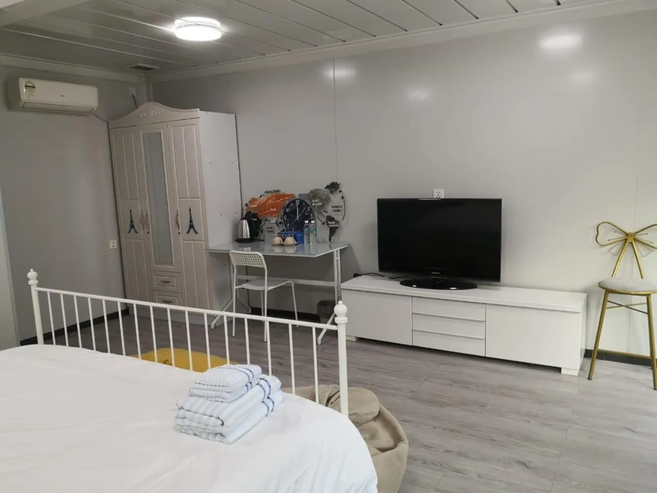 TV and multimedia, Bed in Titiwangsa Cabin Retreats by Vale Pine