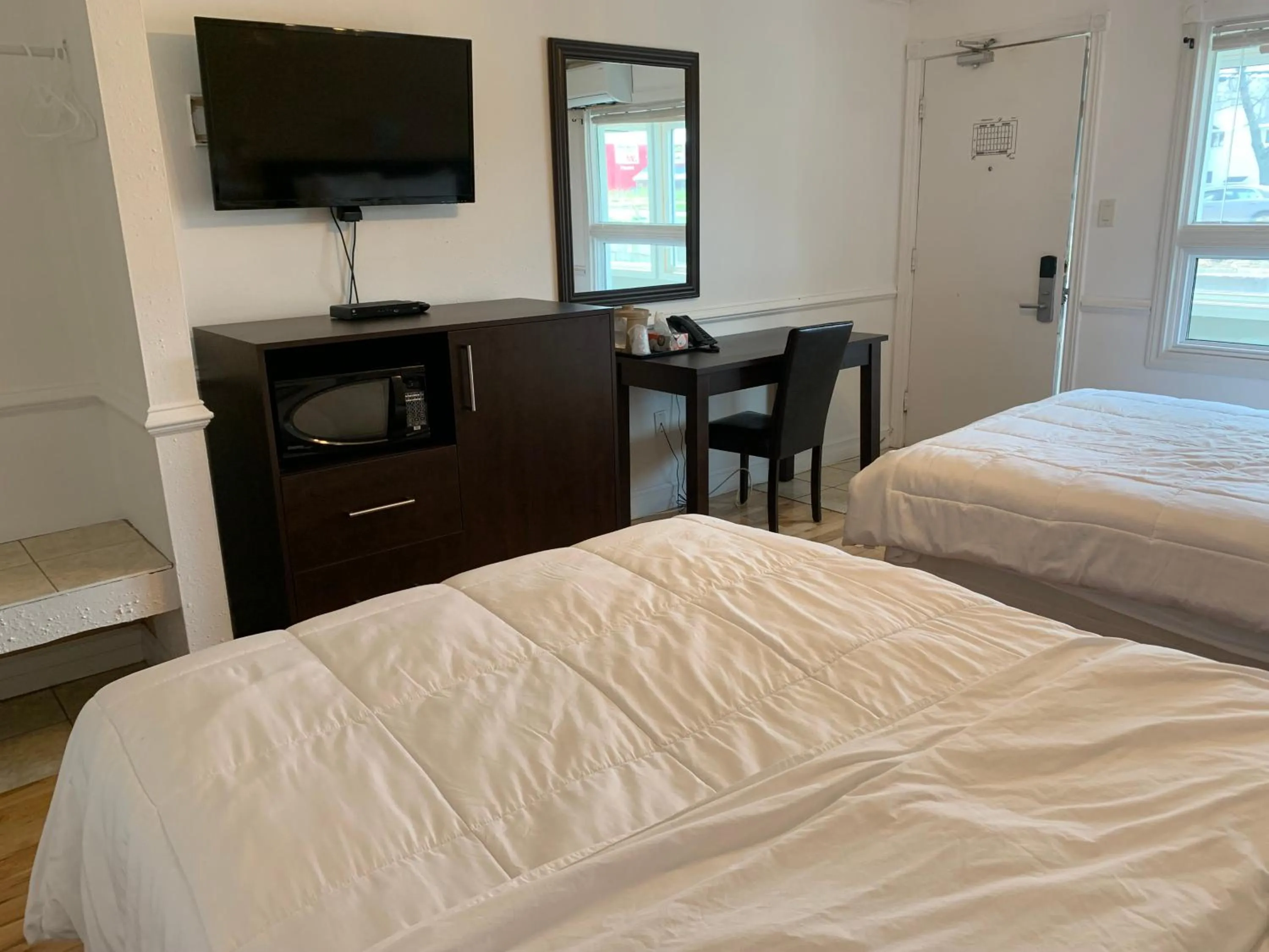 TV and multimedia in Harbourview Inn and Suites