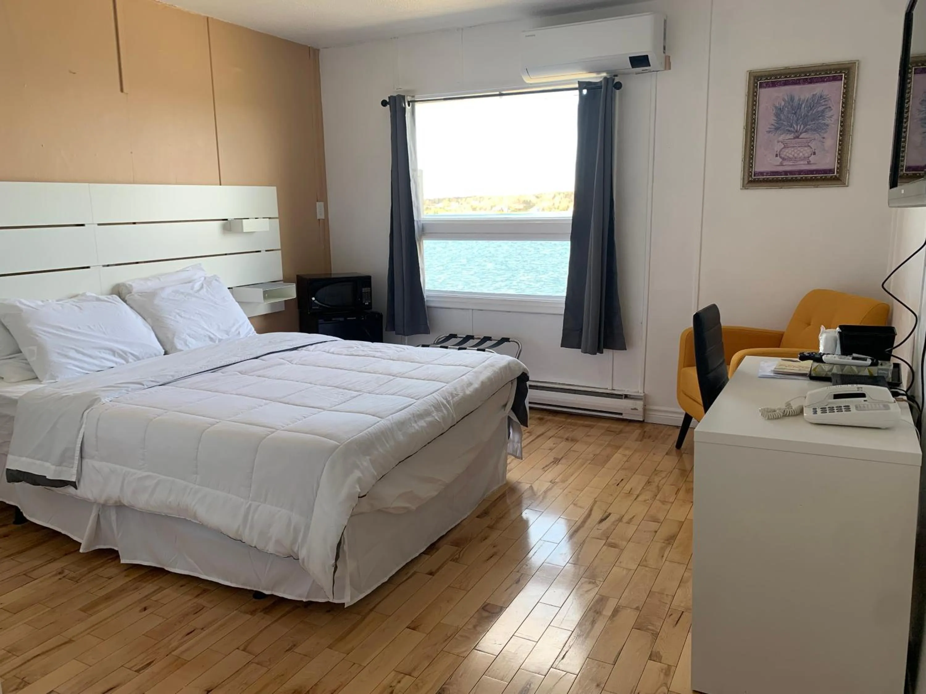 Bed in Harbourview Inn and Suites