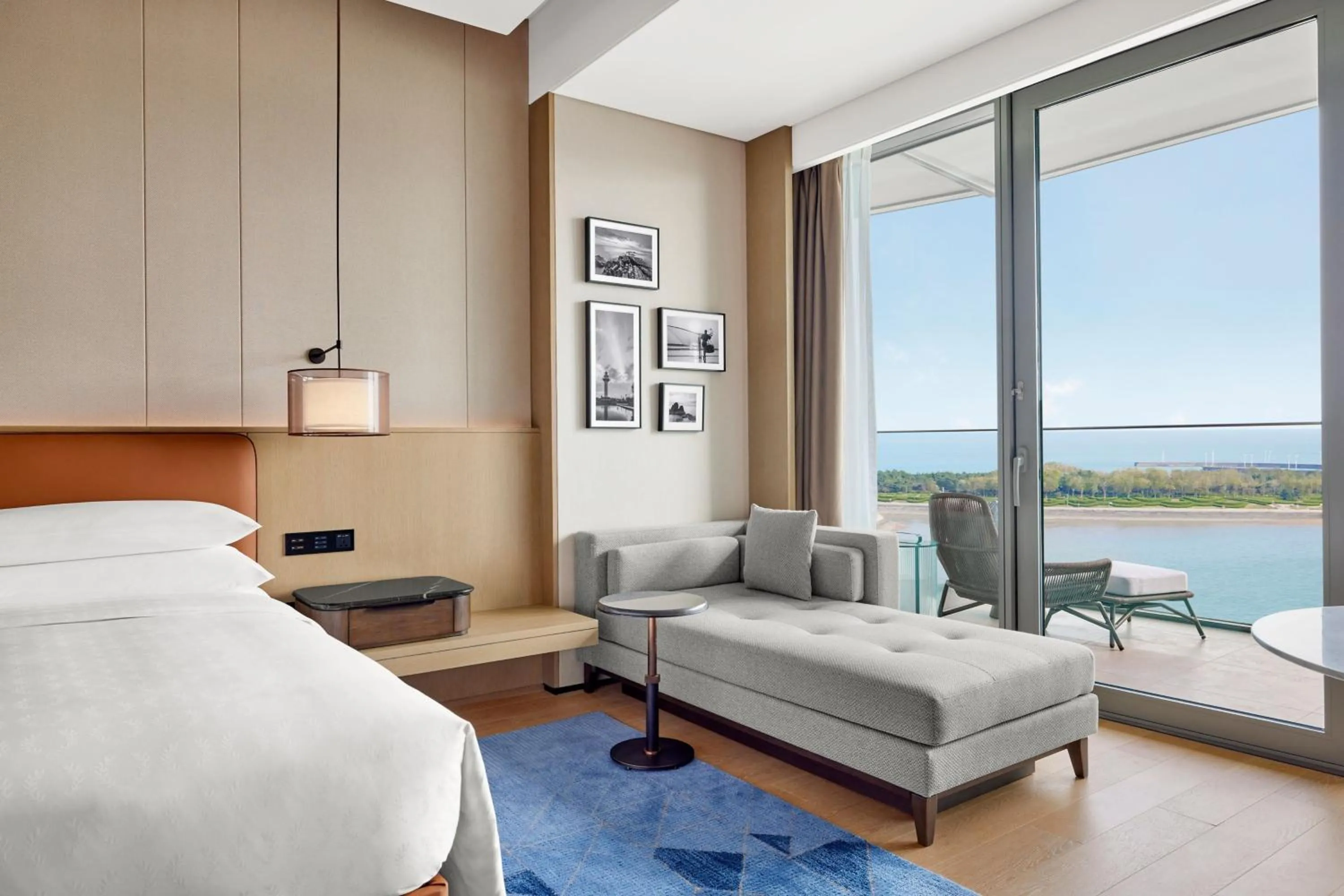 Photo of the whole room, Bed in Sheraton Rizhao Hotel