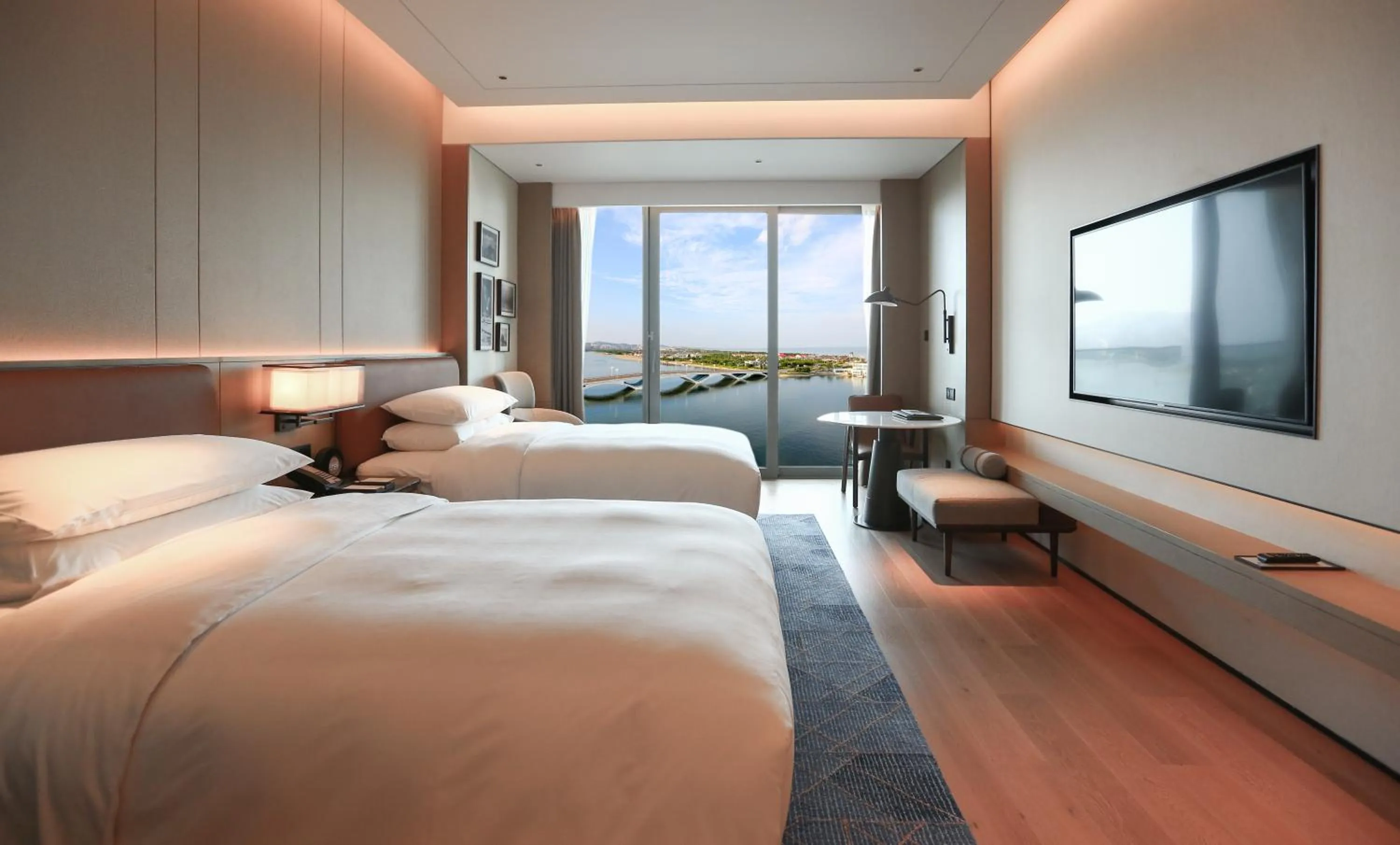 Photo of the whole room, Bed in Sheraton Rizhao Hotel