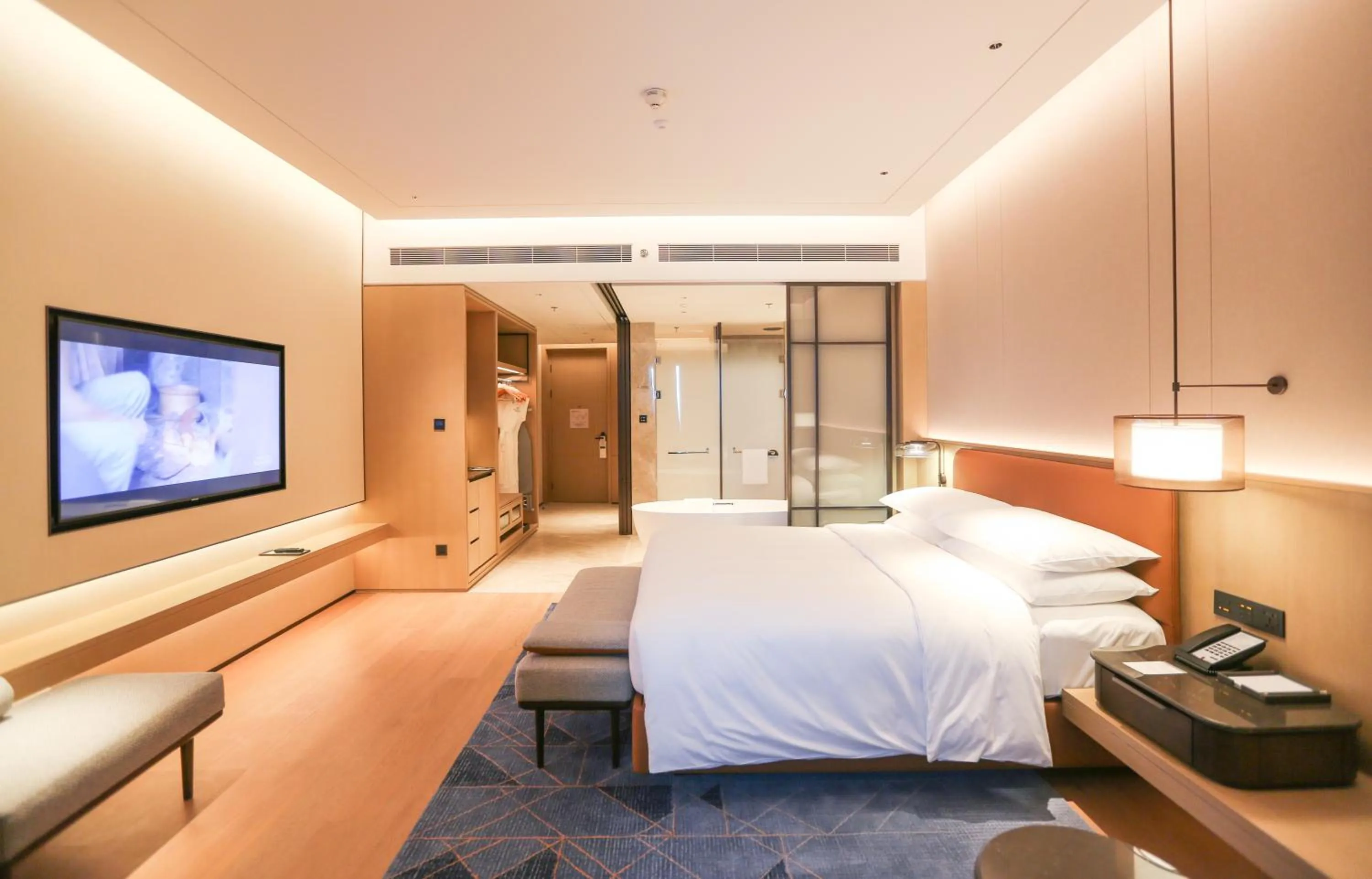 Photo of the whole room, Bed in Sheraton Rizhao Hotel