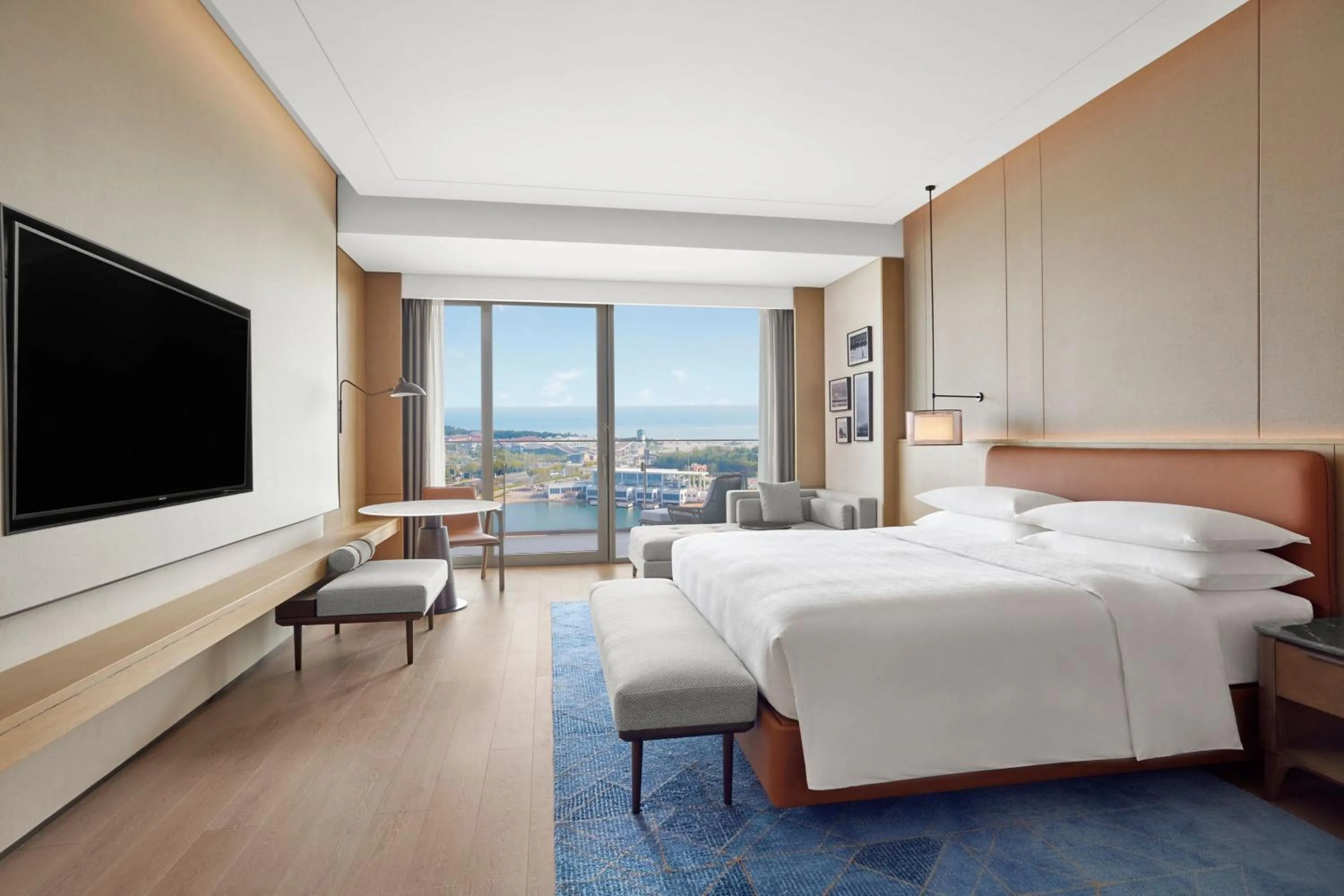 Photo of the whole room, Bed in Sheraton Rizhao Hotel