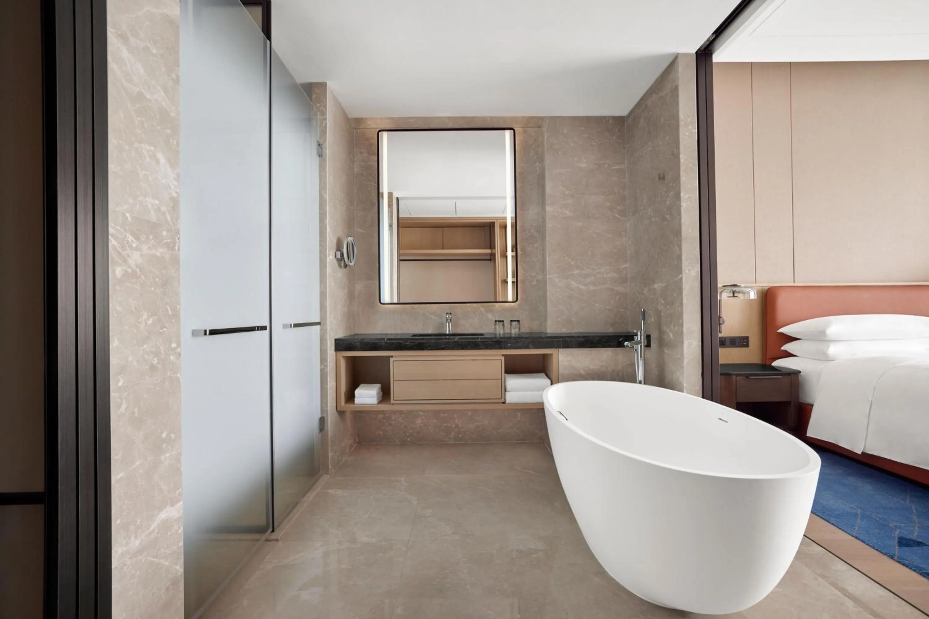 Bathroom, Bed in Sheraton Rizhao Hotel