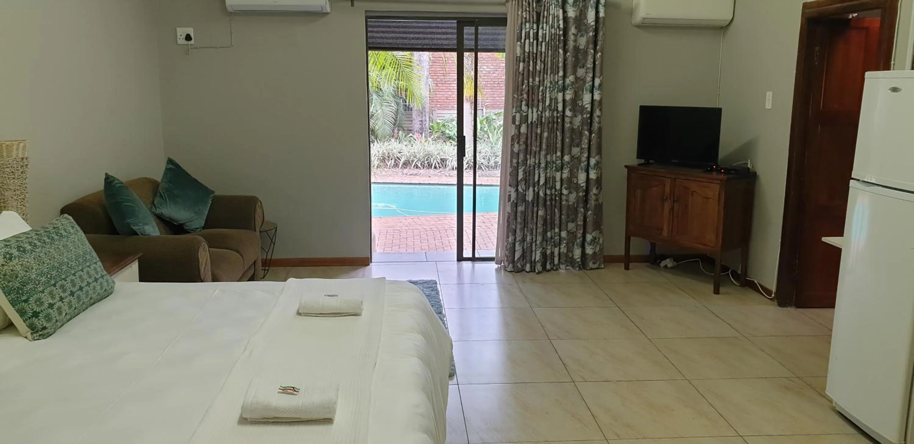 Pool view, Bed in Stoep Cafe Guest House