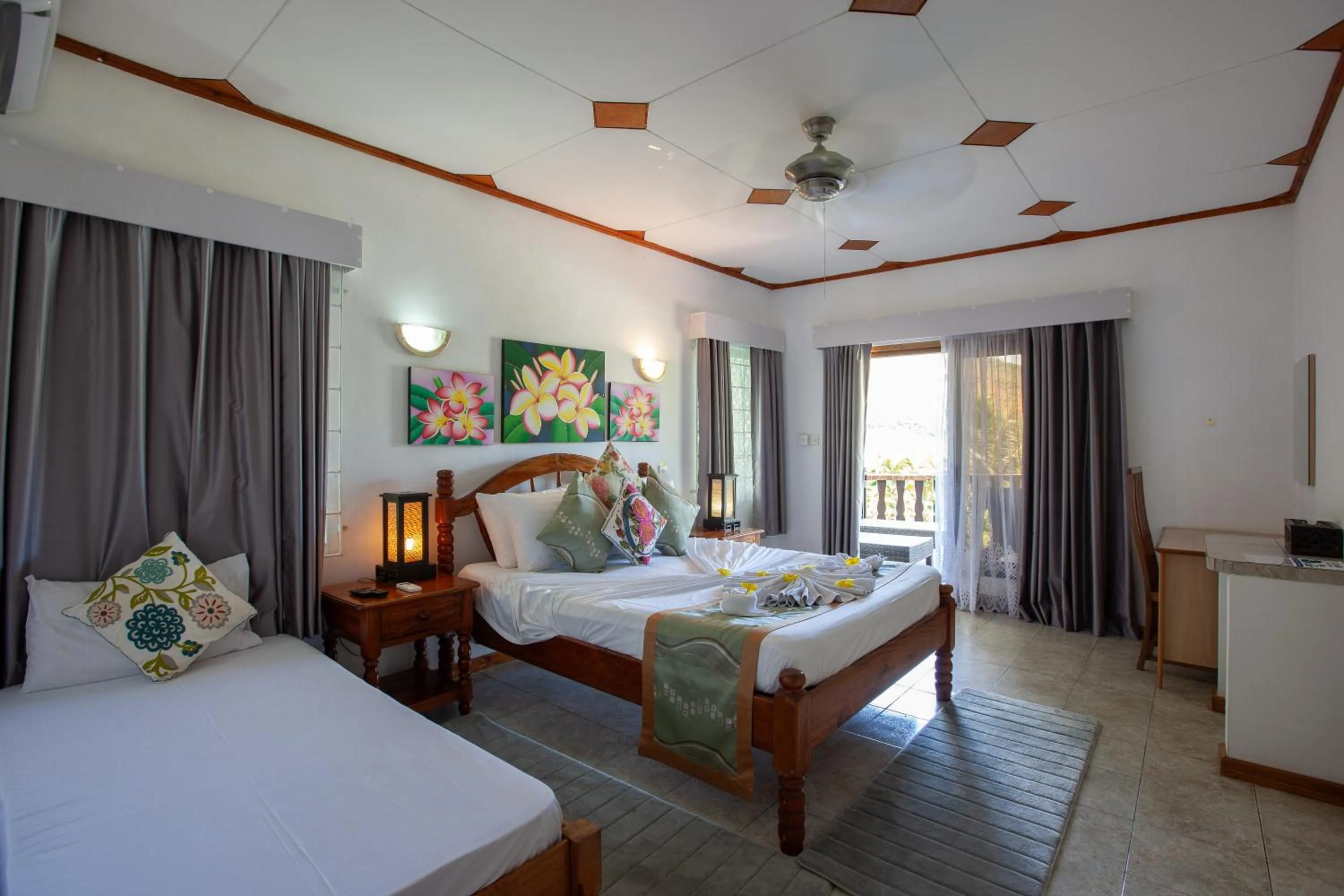 Bed in Sea View Lodge