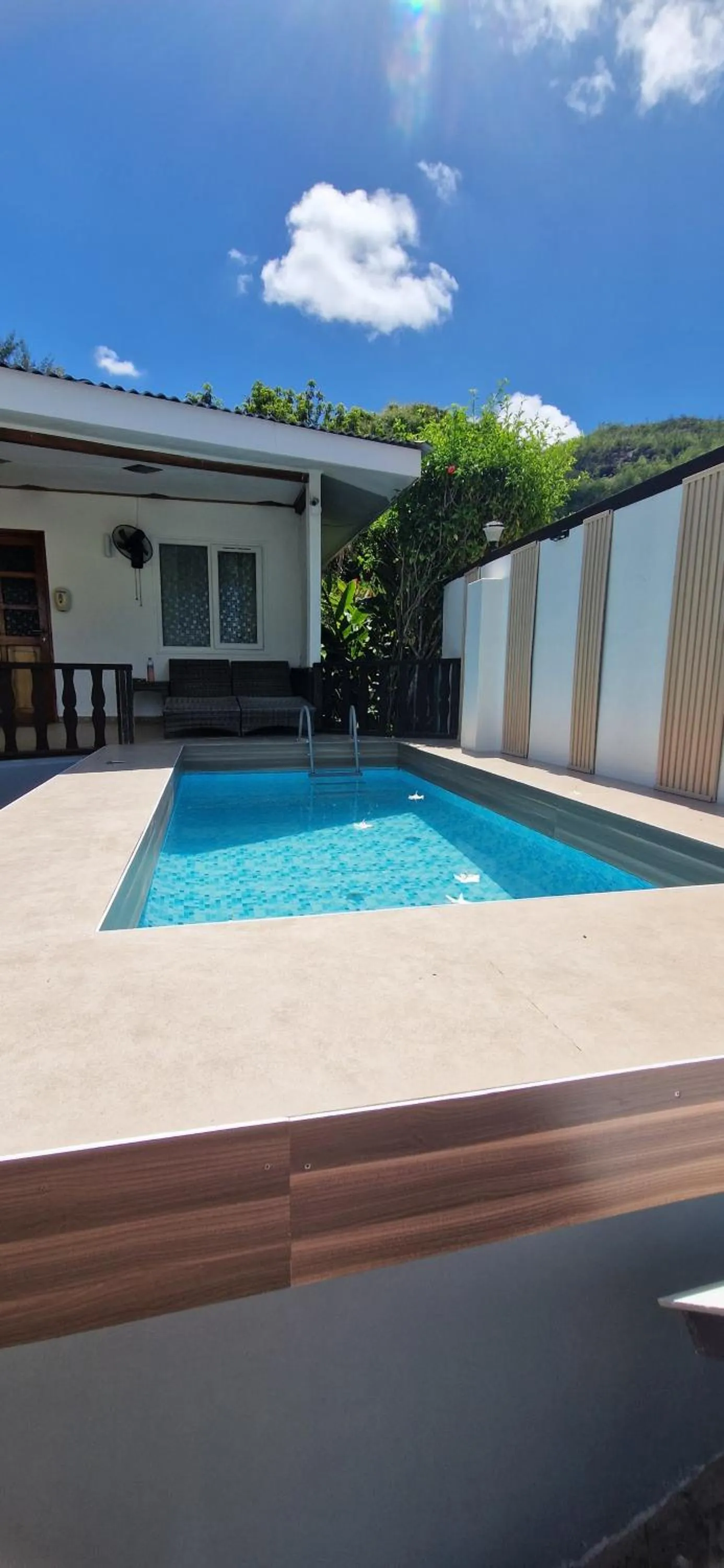 Swimming pool in Sea View Lodge