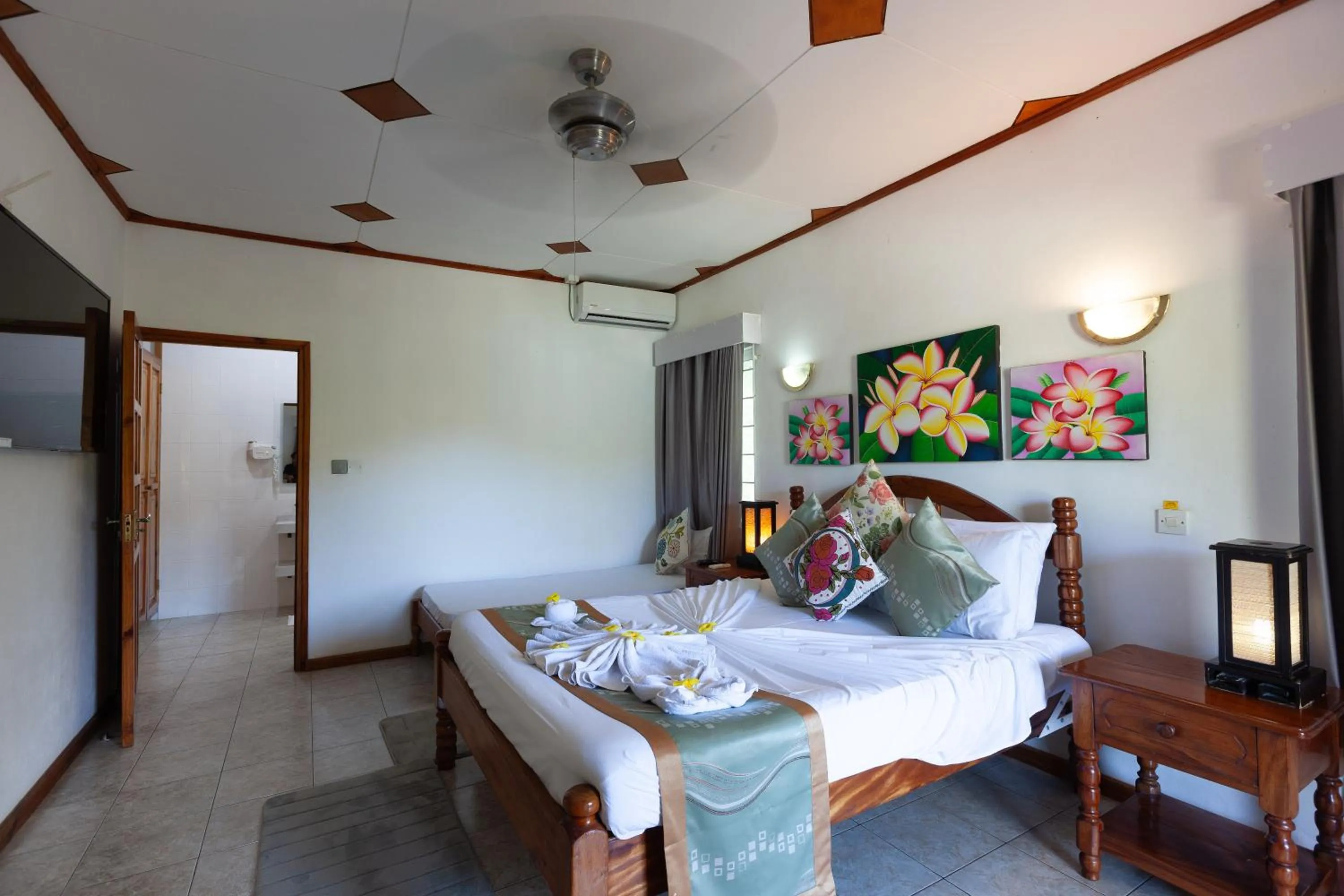 Bed in Sea View Lodge