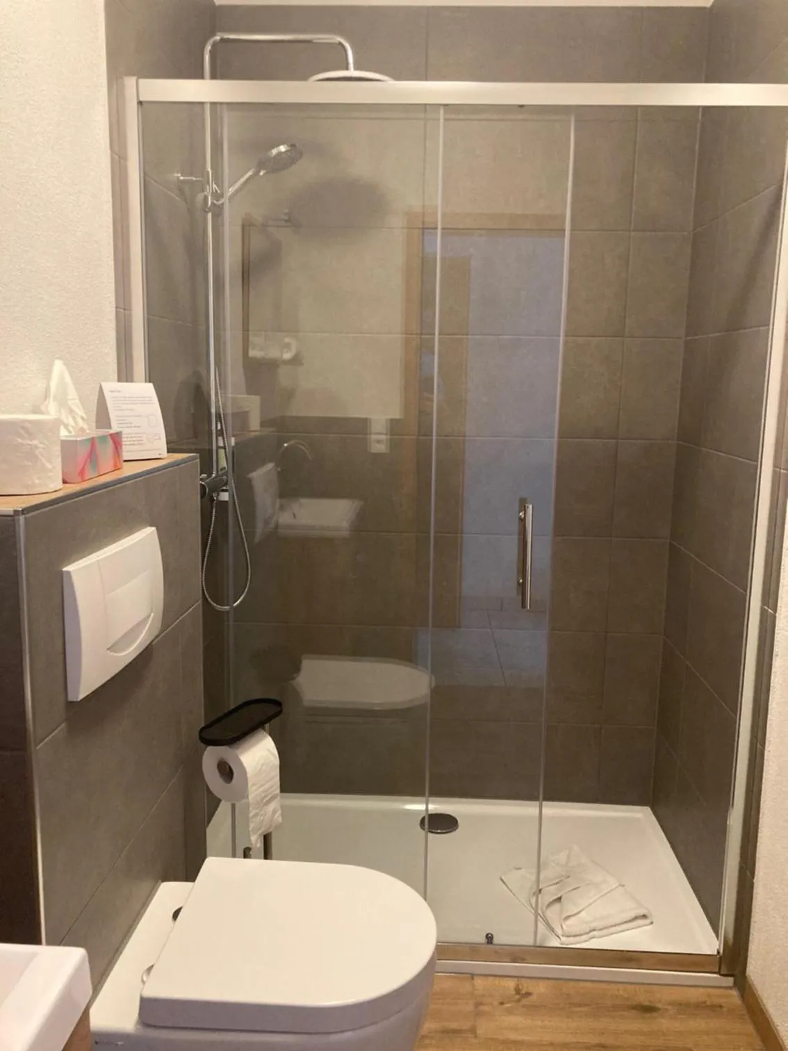 Shower in Hotel zur Schlemmerscheune
