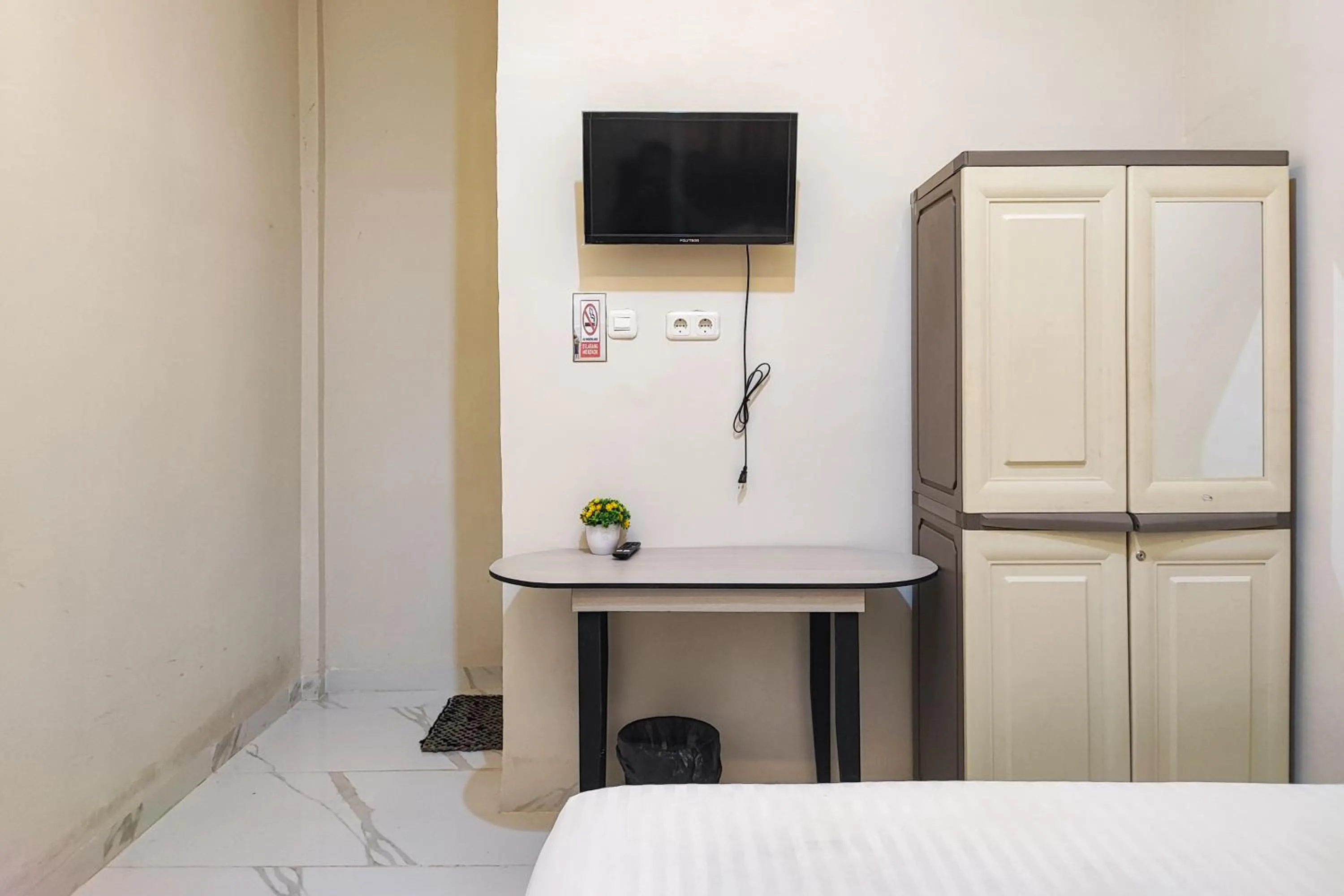 Bedroom, Bed in Urbanview Hotel Syariah near Jamtos