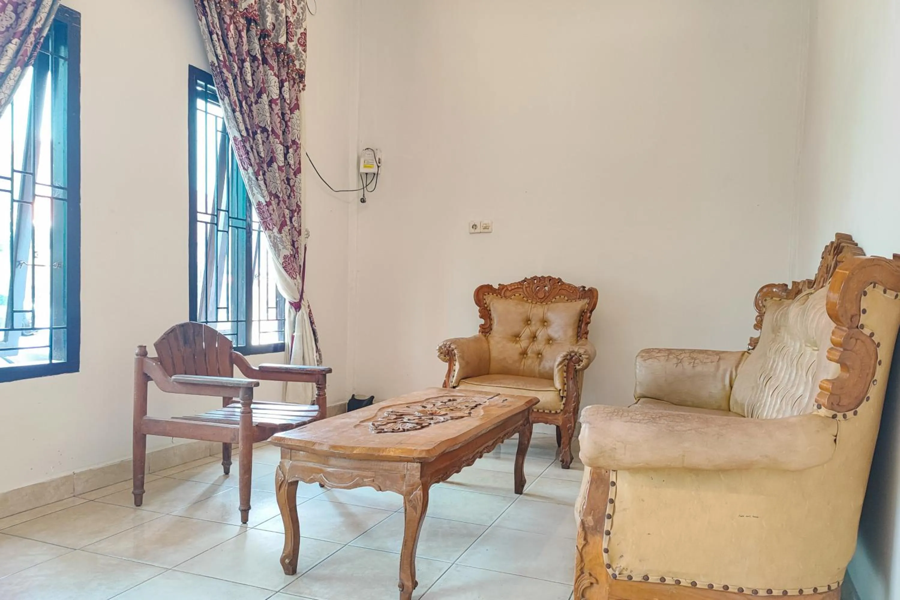 Seating area in Urbanview Hotel Syariah near Jamtos