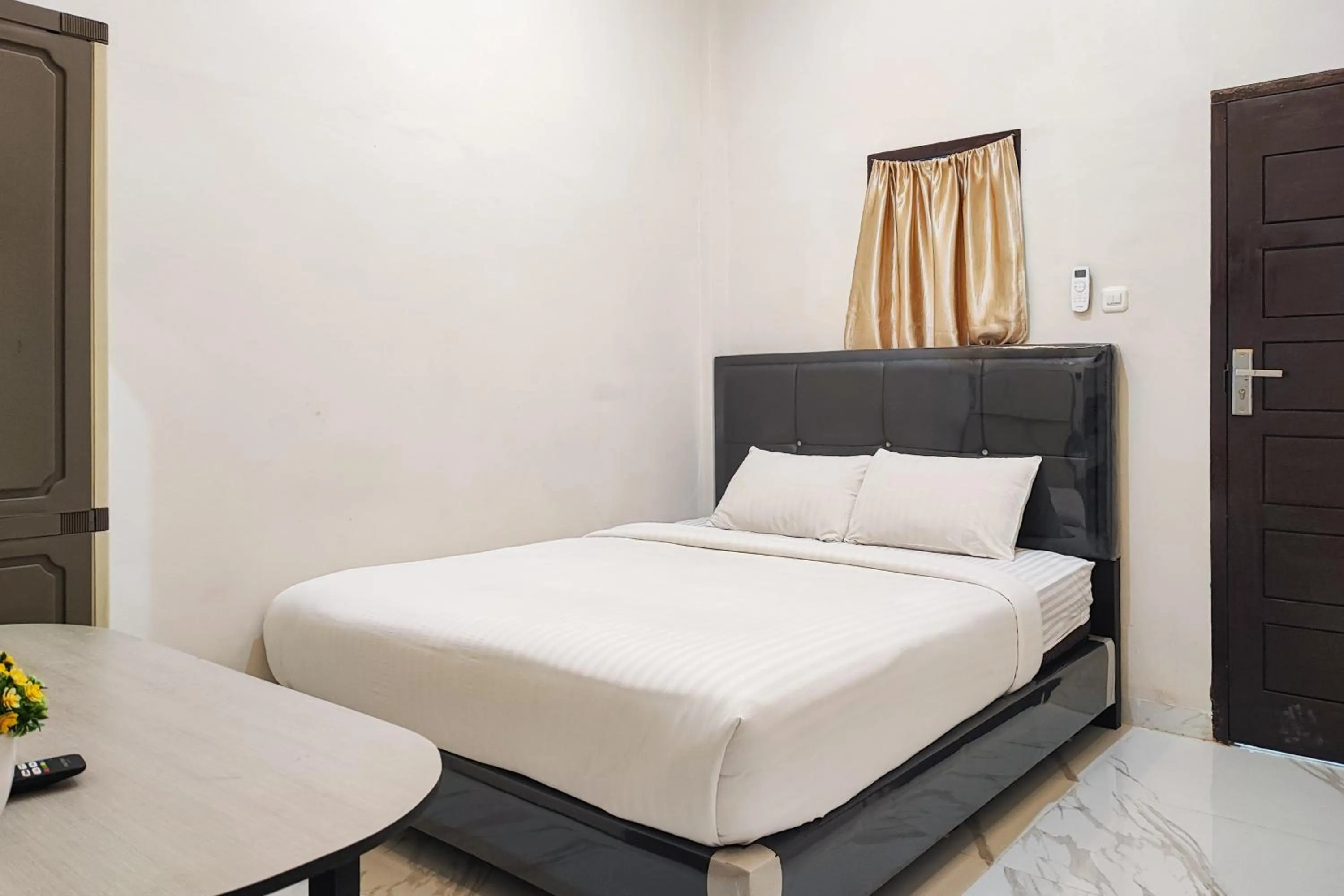 Bedroom, Bed in Urbanview Hotel Syariah near Jamtos