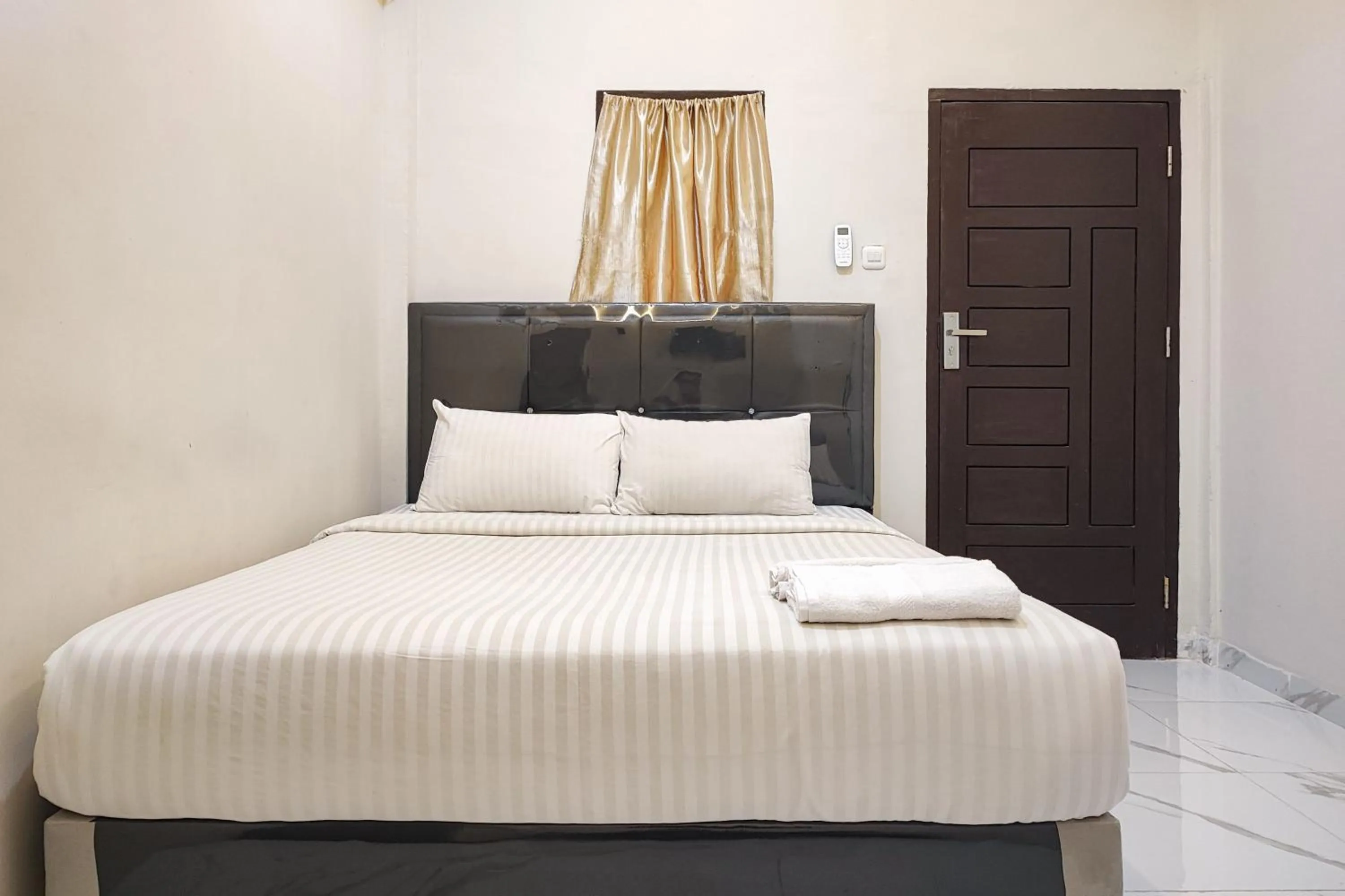 Bedroom, Bed in Urbanview Hotel Syariah near Jamtos