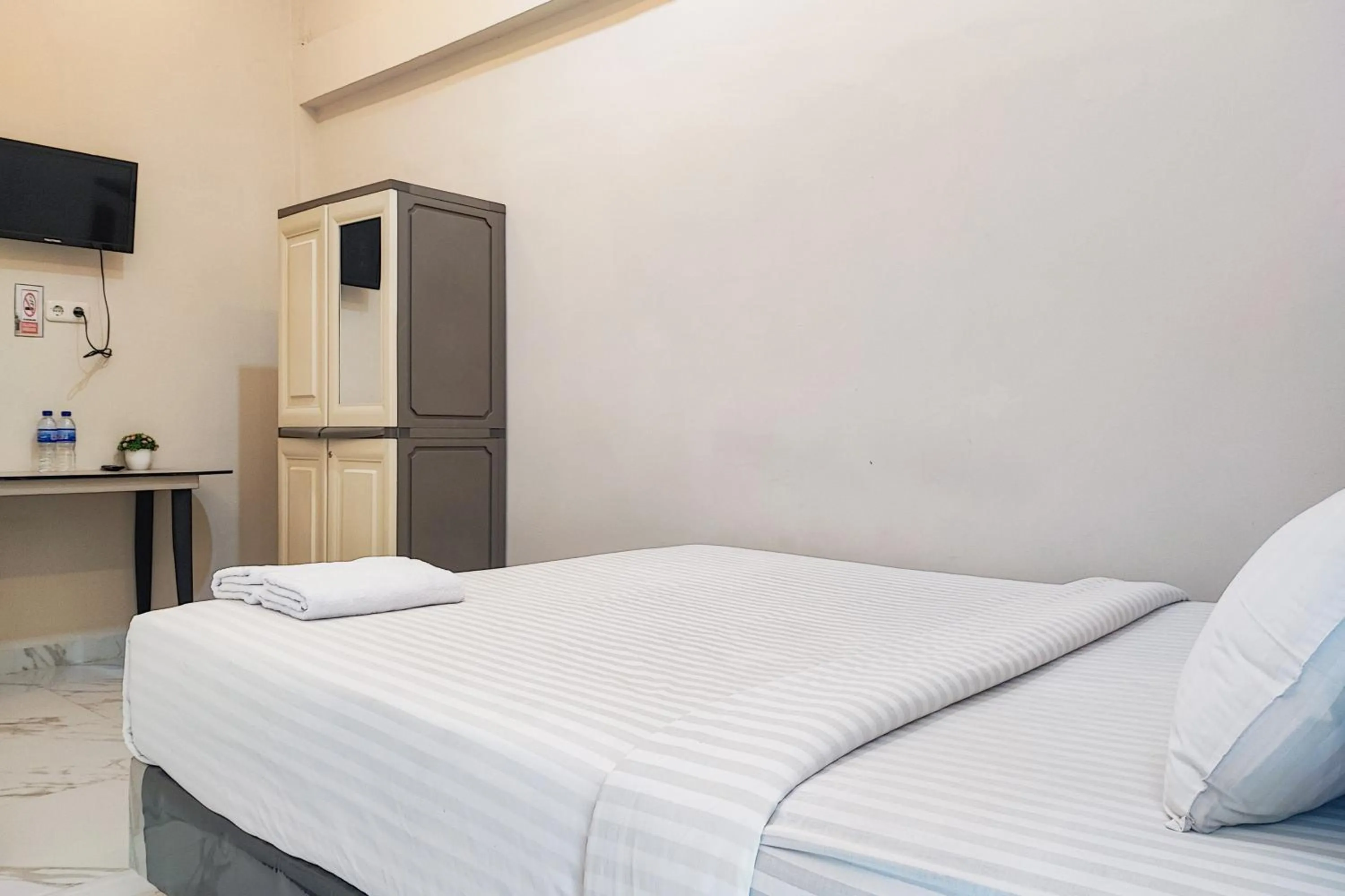 Bedroom, Bed in Urbanview Hotel Syariah near Jamtos